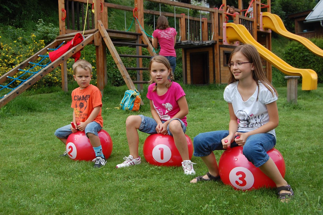 Kinderhotel: Spielplatz im Garten - Familien- und Sportresort Alpenblick