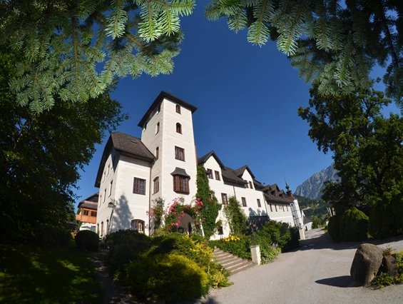 Kinderhotel: Unser einzigartiges Schloss liegt absolut ruhig in herrlichster Aussichtslage im Herzen der Region Schladming-Dachstein, mitten in den Bergen des Naturparks. 
Schlossromantik pur in den ruhigen, kuscheligen, wohlig warmen, zirbenholzduftenden Gemächern
Beim Candle-light-Dinner am offenen Kamin im Rittersaal, beim gemütlichen "Tafeln" in der Schloss-Schänke, auf der Sonnenterrasse am Schloss-Teich oder im historischen Gewölbe von anno 1150.
Die vielen Sportmöglichkeiten, die gesunde "ausgezeichnete Küche" und „genussvolle, edle Tropfen“ aus dem über 850 Jahre alten Weinkeller werden Sie „begeistern“.
Unser Schloss ist optimaler Ausgangspunkt zum Wandern und Genießen, Abenteuer beim Paragleiten, Motorrad- und Mountainbike fahren, Cabrio-, Old- und Youngtimer-Ausfahrten, Golfsafaris, Familien-Erlebnisurlaub für Kinder und Teenies oder für kuschlige Romantiker. - Schloss Thannegg Ferienwohnung und Zimmer