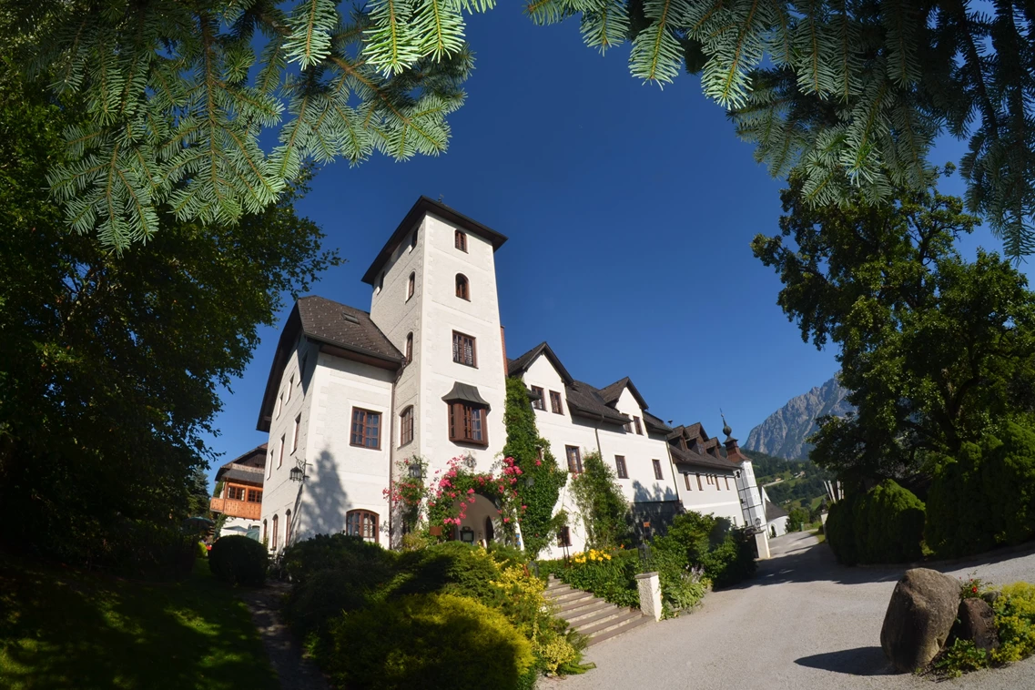 Kinderhotel: Unser einzigartiges Schloss liegt absolut ruhig in herrlichster Aussichtslage im Herzen der Region Schladming-Dachstein, mitten in den Bergen des Naturparks. 
Schlossromantik pur in den ruhigen, kuscheligen, wohlig warmen, zirbenholzduftenden Gemächern
Beim Candle-light-Dinner am offenen Kamin im Rittersaal, beim gemütlichen "Tafeln" in der Schloss-Schänke, auf der Sonnenterrasse am Schloss-Teich oder im historischen Gewölbe von anno 1150.
Die vielen Sportmöglichkeiten, die gesunde "ausgezeichnete Küche" und „genussvolle, edle Tropfen“ aus dem über 850 Jahre alten Weinkeller werden Sie „begeistern“.
Unser Schloss ist optimaler Ausgangspunkt zum Wandern und Genießen, Abenteuer beim Paragleiten, Motorrad- und Mountainbike fahren, Cabrio-, Old- und Youngtimer-Ausfahrten, Golfsafaris, Familien-Erlebnisurlaub für Kinder und Teenies oder für kuschlige Romantiker. - Schloss Thannegg Ferienwohnung und Zimmer