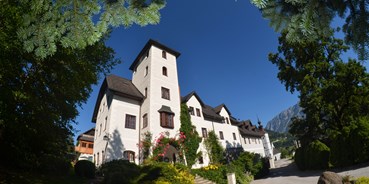 Familienhotel - Steiermark - Unser einzigartiges Schloss liegt absolut ruhig in herrlichster Aussichtslage im Herzen der Region Schladming-Dachstein, mitten in den Bergen des Naturparks. 
Schlossromantik pur in den ruhigen, kuscheligen, wohlig warmen, zirbenholzduftenden Gemächern
Beim Candle-light-Dinner am offenen Kamin im Rittersaal, beim gemütlichen "Tafeln" in der Schloss-Schänke, auf der Sonnenterrasse am Schloss-Teich oder im historischen Gewölbe von anno 1150.
Die vielen Sportmöglichkeiten, die gesunde "ausgezeichnete Küche" und „genussvolle, edle Tropfen“ aus dem über 850 Jahre alten Weinkeller werden Sie „begeistern“.
Unser Schloss ist optimaler Ausgangspunkt zum Wandern und Genießen, Abenteuer beim Paragleiten, Motorrad- und Mountainbike fahren, Cabrio-, Old- und Youngtimer-Ausfahrten, Golfsafaris, Familien-Erlebnisurlaub für Kinder und Teenies oder für kuschlige Romantiker. - Schloss Thannegg Ferienwohnung und Zimmer