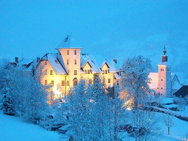 Kinderhotel: Wintermärchen Schloss Thannegg
Unser einzigartiges Schloss liegt absolut ruhig in herrlichster Aussichtslage im Herzen der Region Schladming-Dachstein, mitten in den Bergen des Naturparks. 
Schlossromantik pur in den ruhigen, kuscheligen, wohlig warmen, zirbenholzduftenden Gemächern
Beim Candle-light-Dinner am offenen Kamin im Rittersaal, beim gemütlichen "Tafeln" in der Schloss-Schänke, auf der Sonnenterrasse am Schloss-Teich oder im historischen Gewölbe von anno 1150.
Die vielen Sportmöglichkeiten, die gesunde "ausgezeichnete Küche" und „genussvolle, edle Tropfen“ aus dem über 850 Jahre alten Weinkeller werden Sie „begeistern“.
Unser Schloss ist optimaler Ausgangspunkt zum Wandern und Genießen, Abenteuer beim Paragleiten, Motorrad- und Mountainbike fahren, Cabrio-, Old- und Youngtimer-Ausfahrten, Golfsafaris, Familien-Erlebnisurlaub für Kinder und Teenies oder für kuschlige Romantiker. - Schloss Thannegg Ferienwohnung und Zimmer