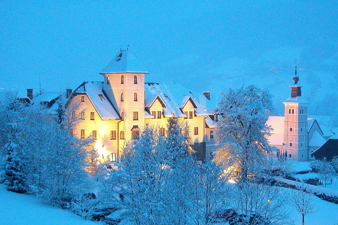 Kinderhotel: Wintermärchen Schloss Thannegg
Unser einzigartiges Schloss liegt absolut ruhig in herrlichster Aussichtslage im Herzen der Region Schladming-Dachstein, mitten in den Bergen des Naturparks. 
Schlossromantik pur in den ruhigen, kuscheligen, wohlig warmen, zirbenholzduftenden Gemächern
Beim Candle-light-Dinner am offenen Kamin im Rittersaal, beim gemütlichen "Tafeln" in der Schloss-Schänke, auf der Sonnenterrasse am Schloss-Teich oder im historischen Gewölbe von anno 1150.
Die vielen Sportmöglichkeiten, die gesunde "ausgezeichnete Küche" und „genussvolle, edle Tropfen“ aus dem über 850 Jahre alten Weinkeller werden Sie „begeistern“.
Unser Schloss ist optimaler Ausgangspunkt zum Wandern und Genießen, Abenteuer beim Paragleiten, Motorrad- und Mountainbike fahren, Cabrio-, Old- und Youngtimer-Ausfahrten, Golfsafaris, Familien-Erlebnisurlaub für Kinder und Teenies oder für kuschlige Romantiker. - Schloss Thannegg Ferienwohnung und Zimmer