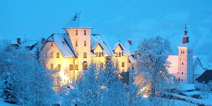 Familienhotel - Steiermark - Wintermärchen Schloss Thannegg
Unser einzigartiges Schloss liegt absolut ruhig in herrlichster Aussichtslage im Herzen der Region Schladming-Dachstein, mitten in den Bergen des Naturparks. 
Schlossromantik pur in den ruhigen, kuscheligen, wohlig warmen, zirbenholzduftenden Gemächern
Beim Candle-light-Dinner am offenen Kamin im Rittersaal, beim gemütlichen "Tafeln" in der Schloss-Schänke, auf der Sonnenterrasse am Schloss-Teich oder im historischen Gewölbe von anno 1150.
Die vielen Sportmöglichkeiten, die gesunde "ausgezeichnete Küche" und „genussvolle, edle Tropfen“ aus dem über 850 Jahre alten Weinkeller werden Sie „begeistern“.
Unser Schloss ist optimaler Ausgangspunkt zum Wandern und Genießen, Abenteuer beim Paragleiten, Motorrad- und Mountainbike fahren, Cabrio-, Old- und Youngtimer-Ausfahrten, Golfsafaris, Familien-Erlebnisurlaub für Kinder und Teenies oder für kuschlige Romantiker. - Schloss Thannegg Ferienwohnung und Zimmer