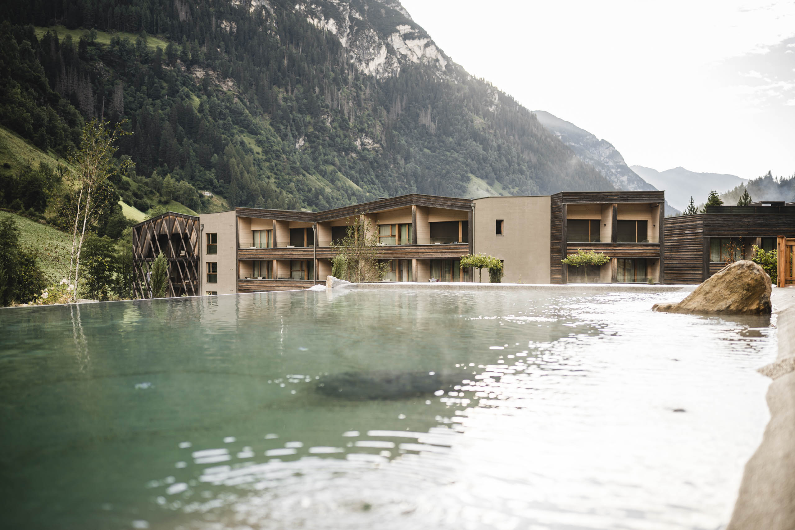 Kinderhotel: Unser beheizter Schwimmsee mit wunderschönen Aussicht auf die Berge vom Pflerschtal - Feuerstein Nature Family Resort
