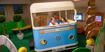Familienhotel - Einzelzimmer mit Kinderbett - Spielbus - Familien-Wellness Residence Tyrol