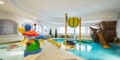 Familienhotel - Einzelzimmer mit Kinderbett - Piratenbad - Familien-Wellness Residence Tyrol