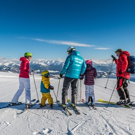 Familienhotel: Genuss beim Ski Fahren mit der Familie - Familienhotel Hinteregger