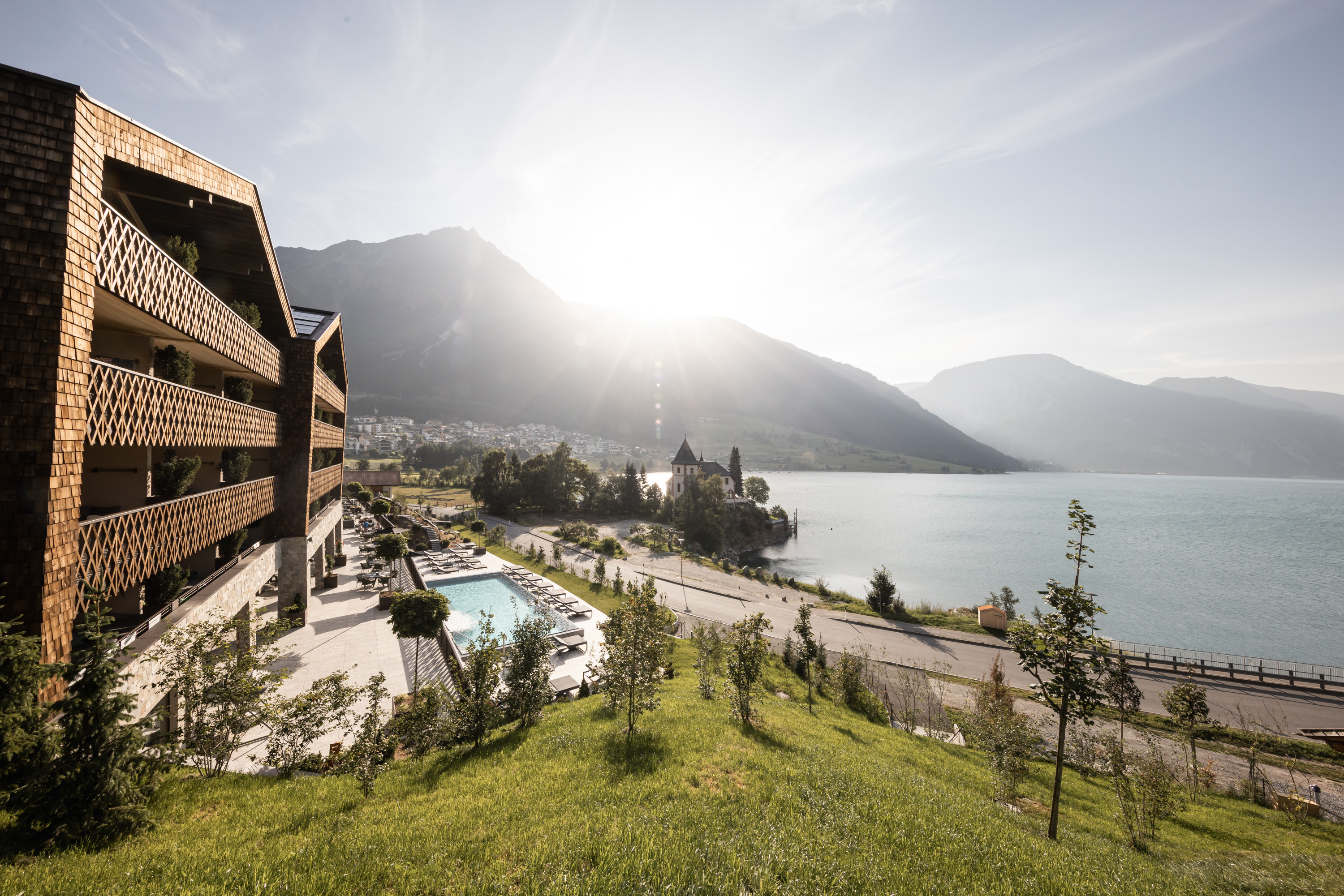 Familienhotel - Kinderbetreuung - Kappl (Kappl) - Seeblick und Blick auf das Dorf Reschen - DAS GERSTL Family Retreat
