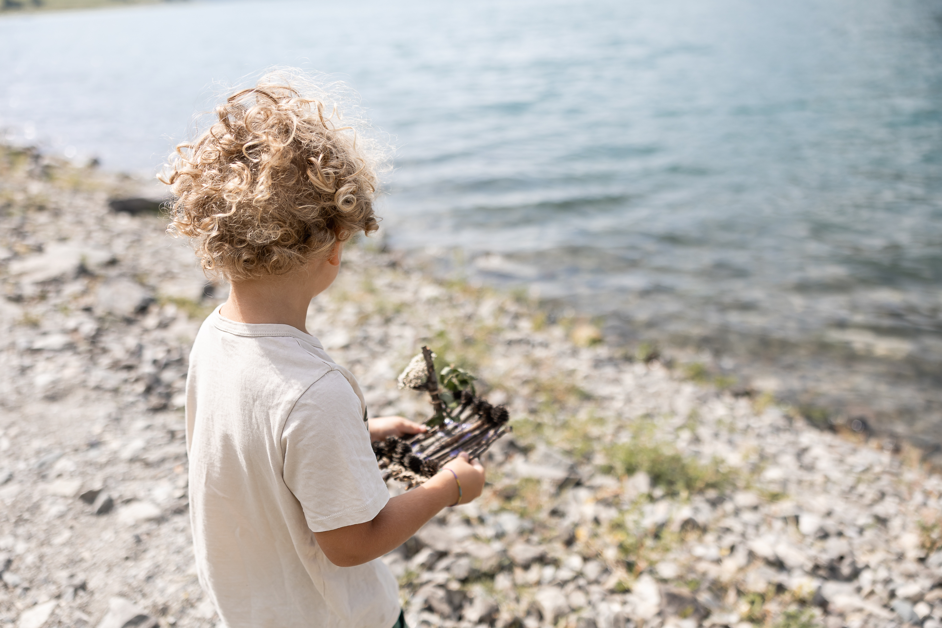 Kinderhotel: Schiffchen bauen am Reschensee - DAS GERSTL Family Retreat