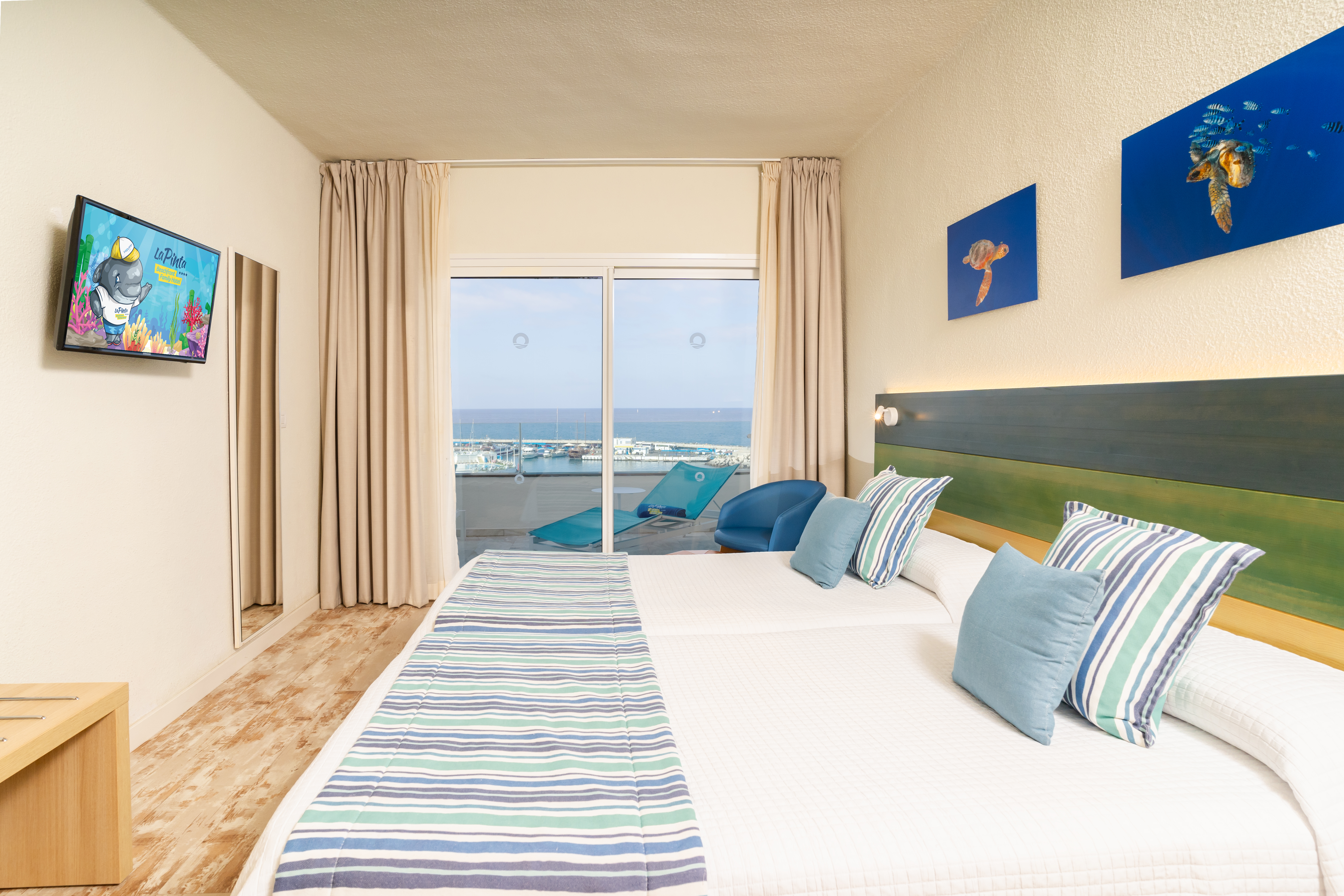 Familienhotel - Umgebungsschwerpunkt: Strand - Spanien - Schlafzimmer des Appartements Excellence mit Sonnenliegen auf der Terrasse - HOVIMA La Pinta Beachfront Family Hotel