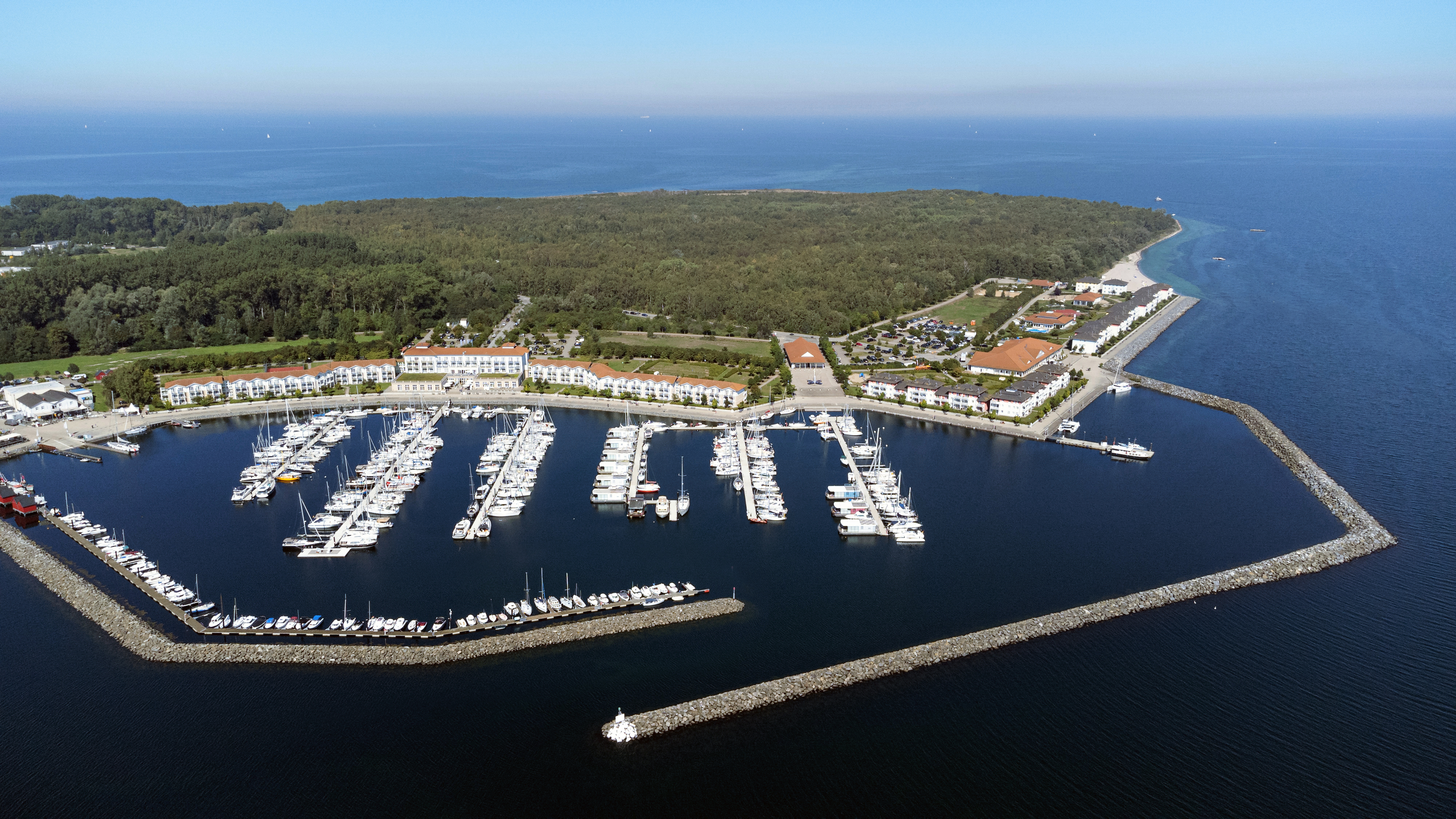 Familienhotel - Hallenbad - Region Schwerin - Luftaufnahme BEECH Resort Boltenhagen - BEECH Resort Boltenhagen