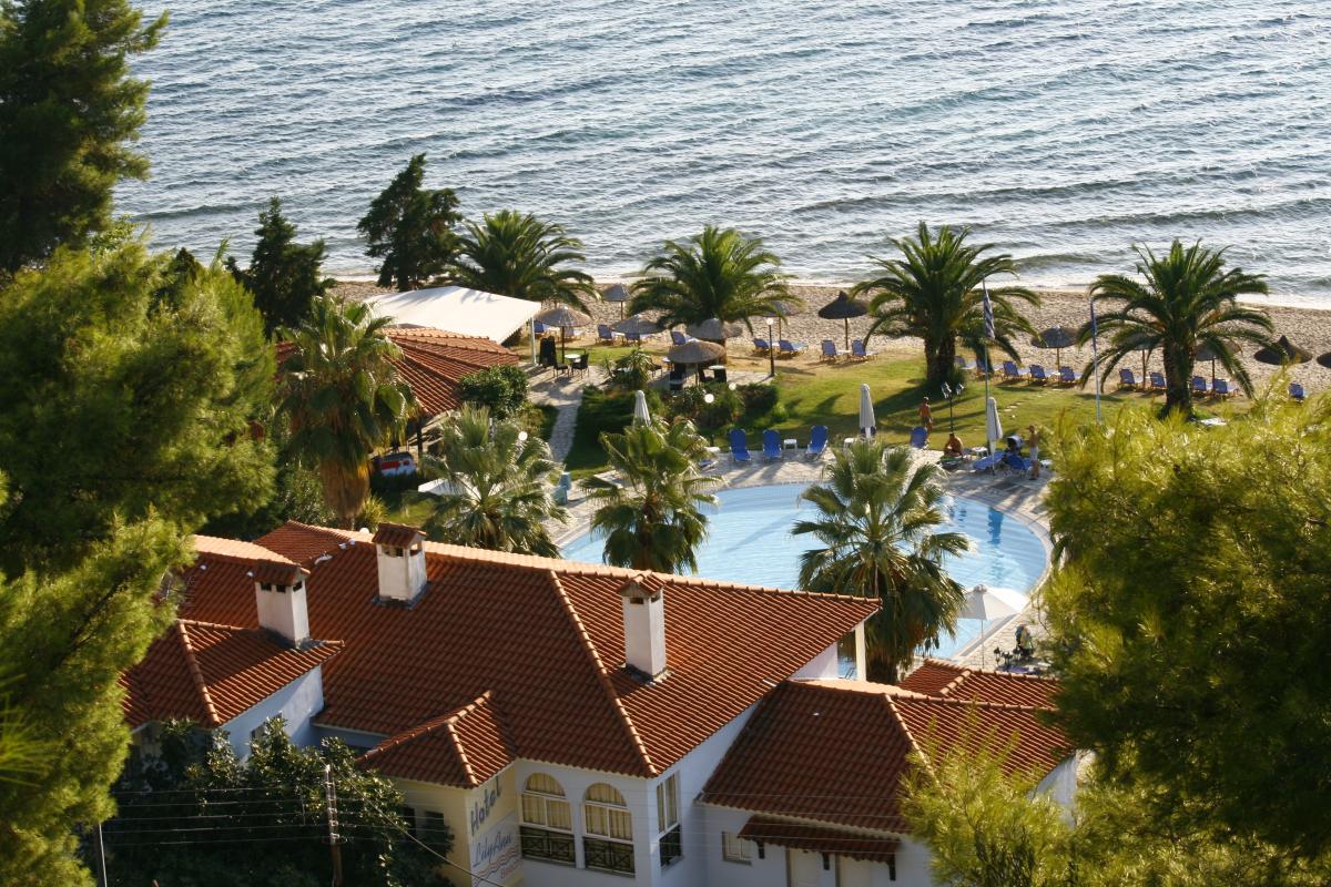 Familienhotel - Suiten mit extra Kinderzimmer - Griechenland - Blick auf Pool und Meer - Hotel Lily Ann Beach