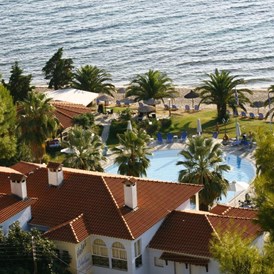 Kinderhotel: Blick auf Pool und Meer - Hotel Lily Ann Beach