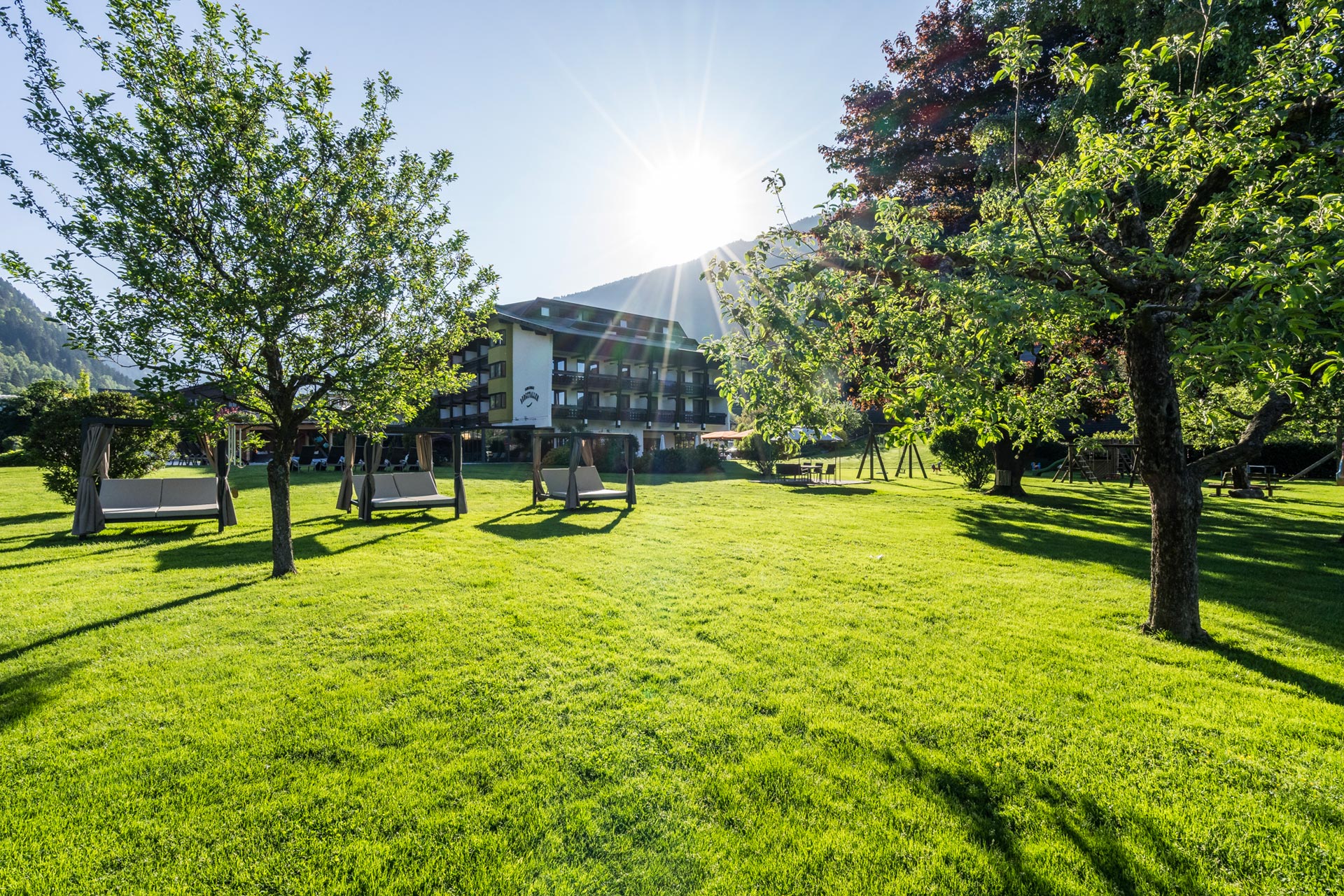 Kinderhotel: Gartenanlage - Familiengut Hotel Burgstaller