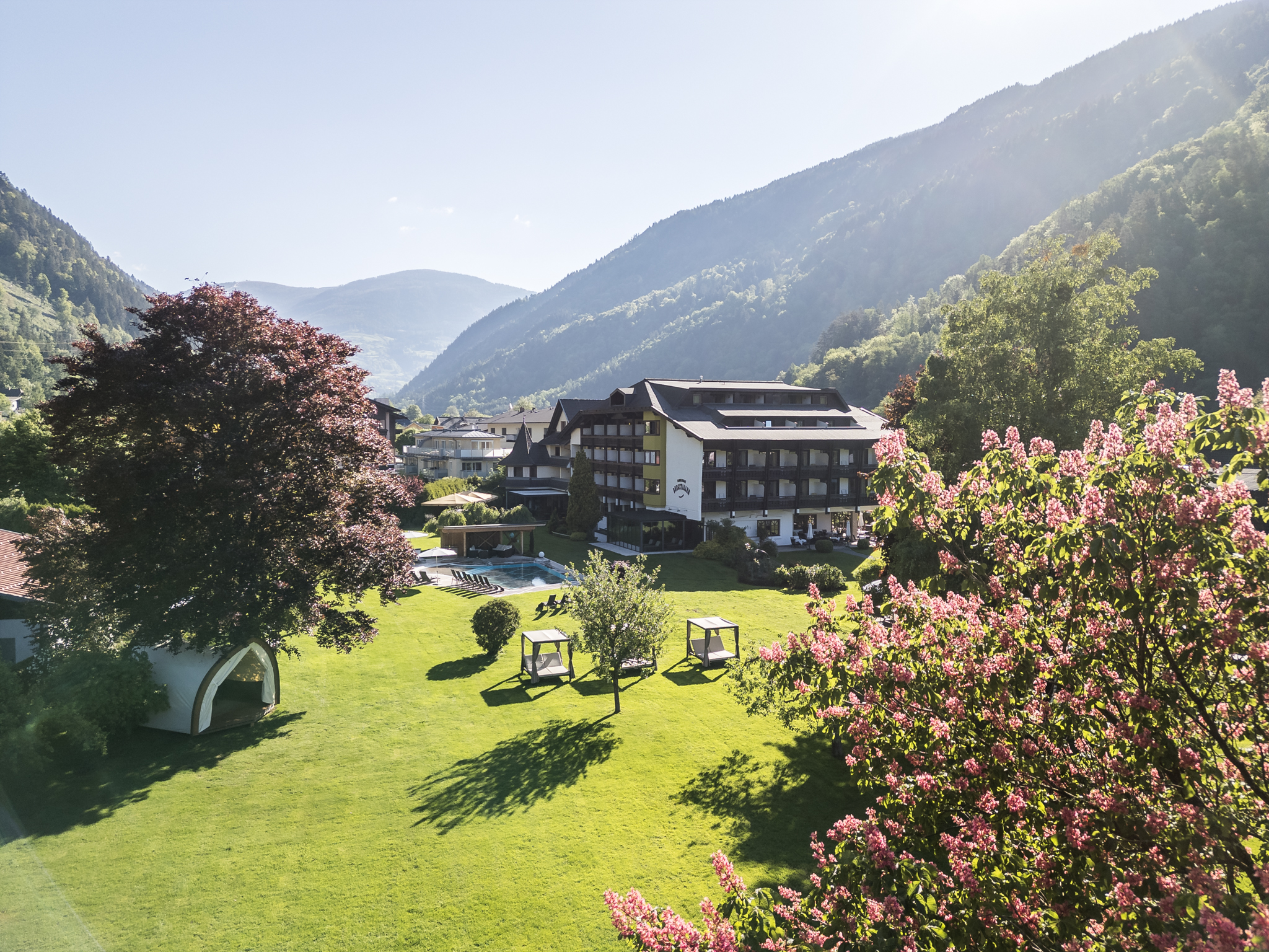 Kinderhotel: Hotelanlage - 30.000 m² Garten - Familiengut Hotel Burgstaller