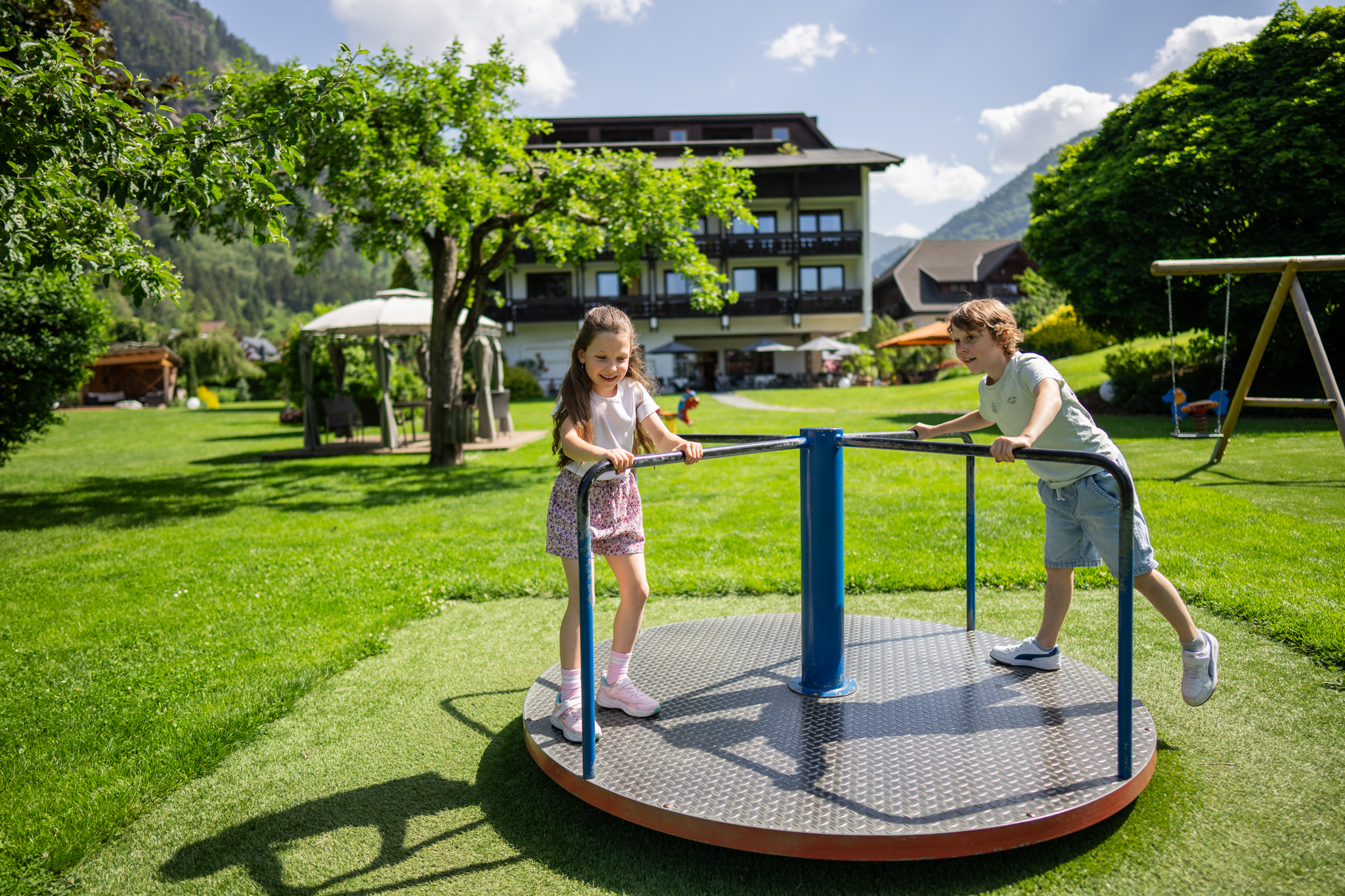 Kinderhotel: Spielplatz im Familiengut Burgstaller - Familiengut Hotel Burgstaller