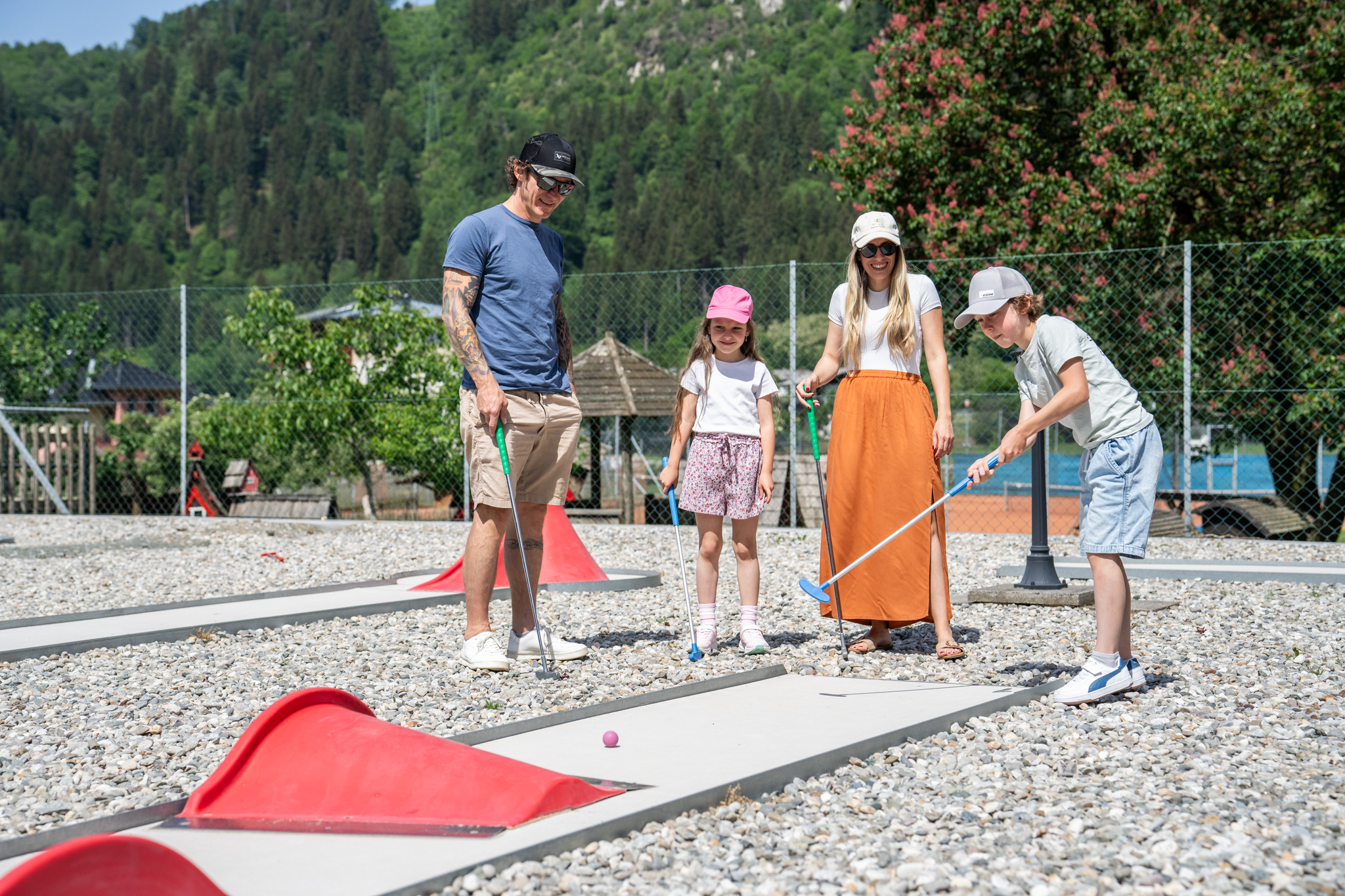 Familienhotel - Kinderbecken - Minigolf im Familiengut Burgstaller - Familiengut Hotel Burgstaller