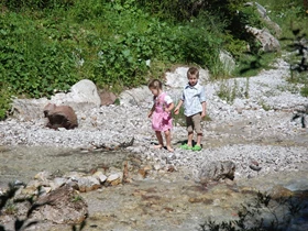 Kinderhotel: Kinder spielen am Bach - Caravan Park Sexten