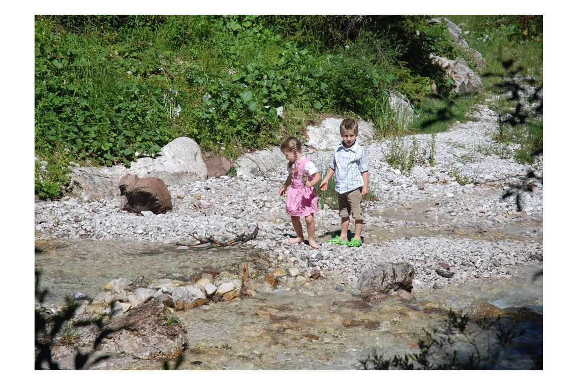 Kinderhotel: Kinder spielen am Bach - Caravan Park Sexten