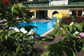 Familienhotel: beheiztes Freischwimmbad im Familienhotel Sommerhof - Familienhotel Sommerhof