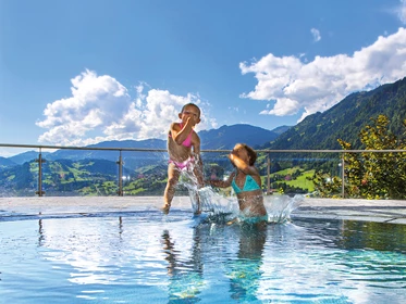 Kinderhotel: Panoramapool bei geöffneten Fenstern - Hotel Zinnkrügl, Wellness-Gourmet & Relax Hotel