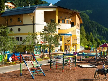 Kinderhotel: Der Spielplatz im Alpendorf - direkt gegenüber vom Hotel - Hotel Zinnkrügl, Wellness-Gourmet & Relax Hotel