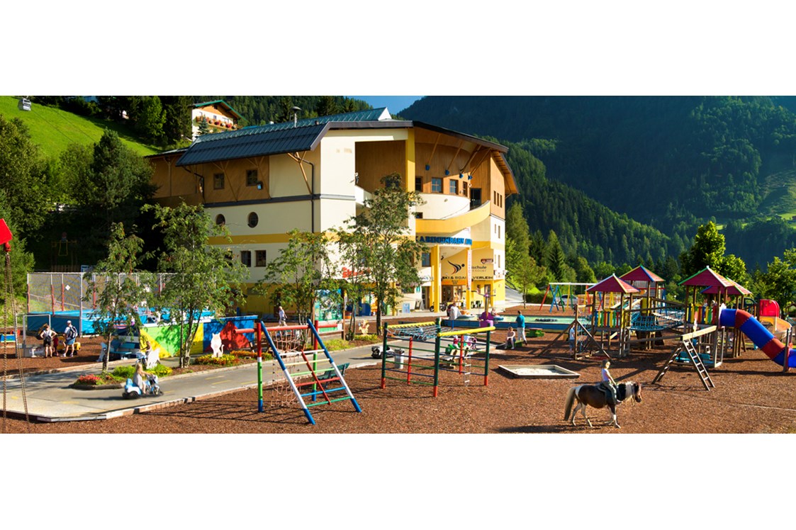 Kinderhotel: Der Spielplatz im Alpendorf - direkt gegenüber vom Hotel - Hotel Zinnkrügl, Wellness-Gourmet & Relax Hotel