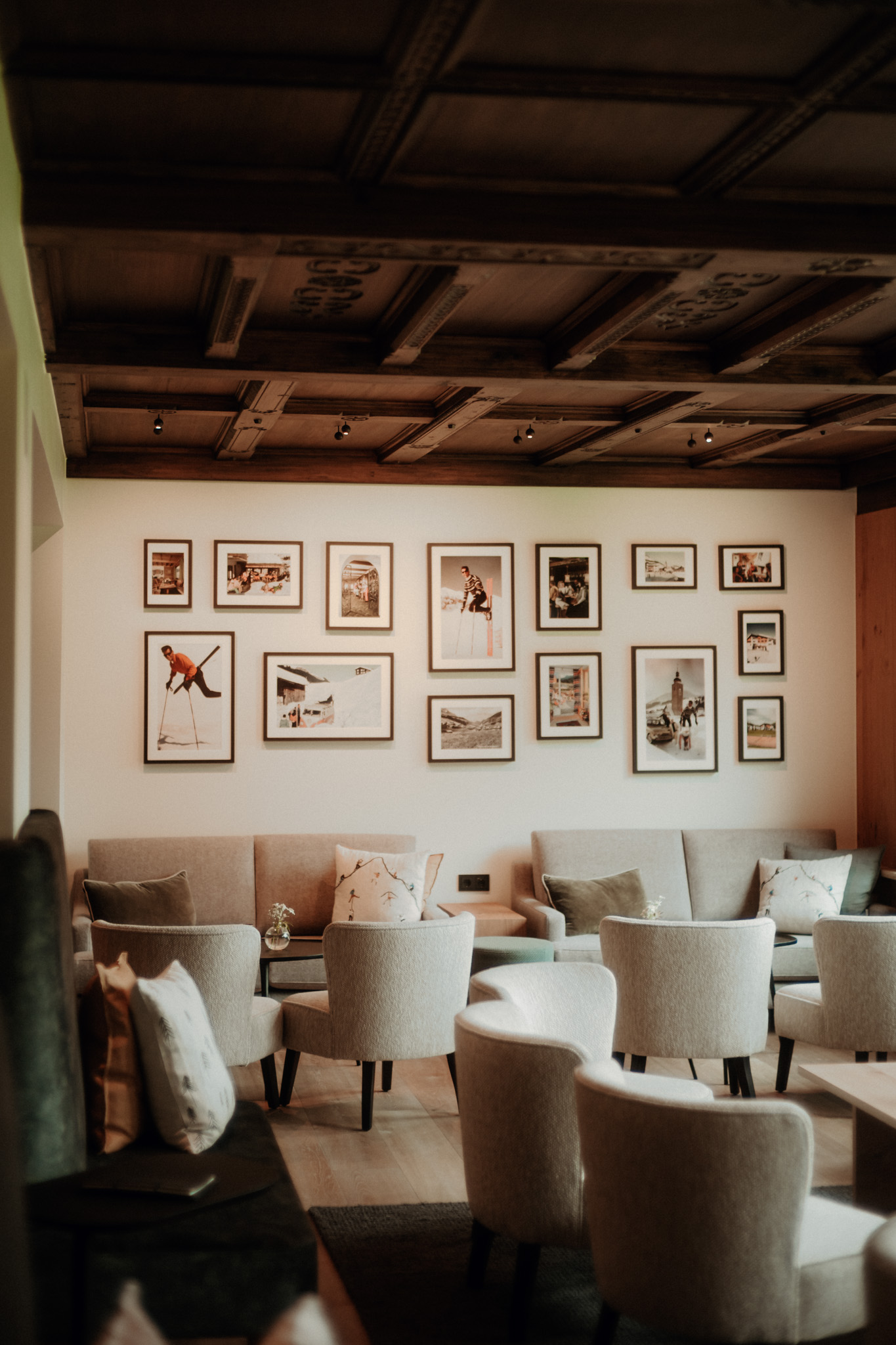 Familienhotel - Pools: Innenpool - Brand (Brand) - Bar / Lounge - Hotel Austria Lech