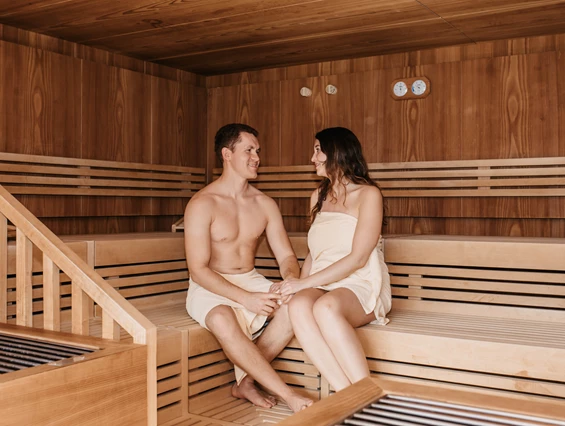 Kinderhotel: Die Panorama-Sauna mit Blick ins Tal hat täglich von 11:00 Uhr bis 19:00 Uhr für Sie geöffnet. - Hotel …mein Neubergerhof****