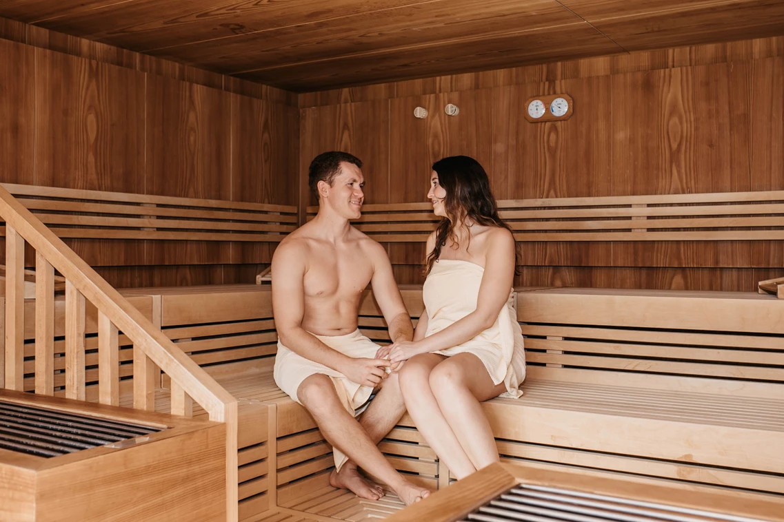 Kinderhotel: Die Panorama-Sauna mit Blick ins Tal hat täglich von 11:00 Uhr bis 19:00 Uhr für Sie geöffnet. - Hotel …mein Neubergerhof****