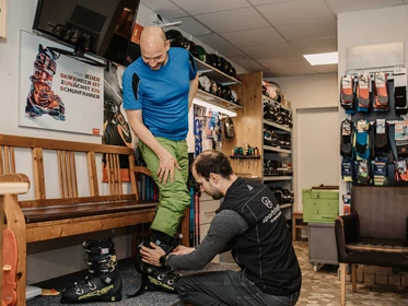 Kinderhotel: Das Skiquipment können Sie ganz bequem beim Sport Stefan direkt im Hotel ausleihen. - Hotel …mein Neubergerhof****