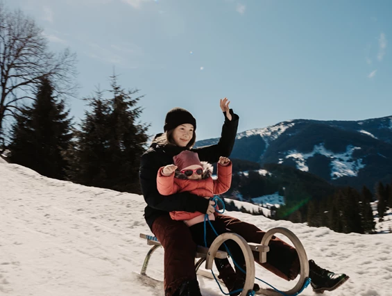 Kinderhotel: Die Schlitten können Sie kostenlos direkt beim Neubergerhof ausleihen und den nächsten Berg hinunter düsen. - Hotel …mein Neubergerhof****