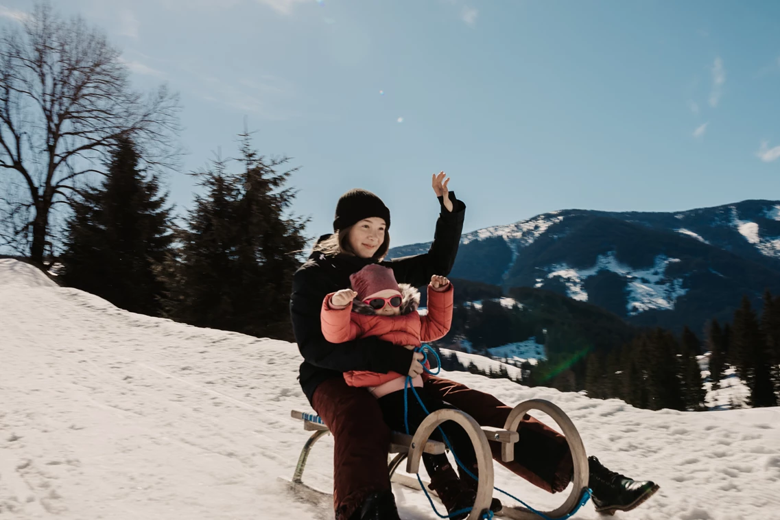 Kinderhotel: Die Schlitten können Sie kostenlos direkt beim Neubergerhof ausleihen und den nächsten Berg hinunter düsen. - Hotel …mein Neubergerhof****