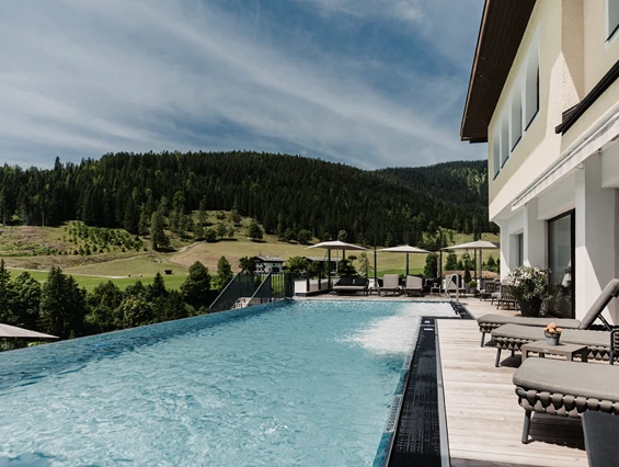 Kinderhotel: Der neue Infinity-Pool sorgt für Entspannung pur mitten in der Filzmooser Bergwelt. - Hotel …mein Neubergerhof****