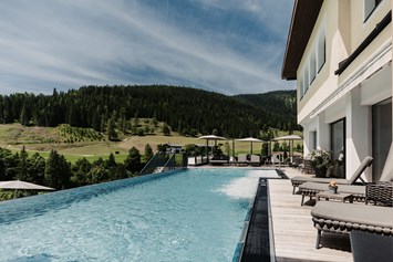 Kinderhotel: Der neue Infinity-Pool sorgt für Entspannung pur mitten in der Filzmooser Bergwelt. - Hotel …mein Neubergerhof****