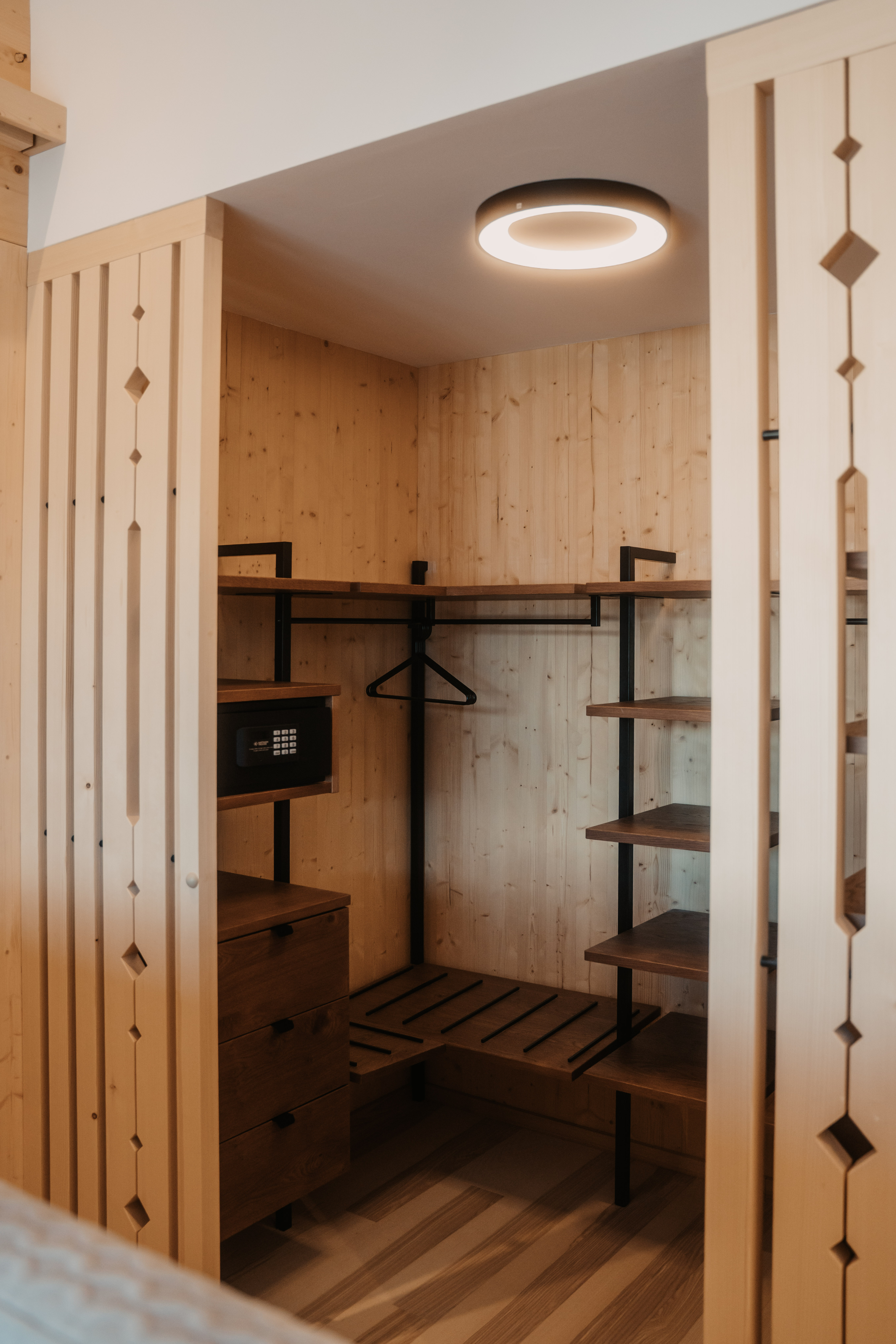 Kinderhotel: Doppelzimmer Bergwiese
30 m²
2-2 Gäste - Hotel …mein Neubergerhof****