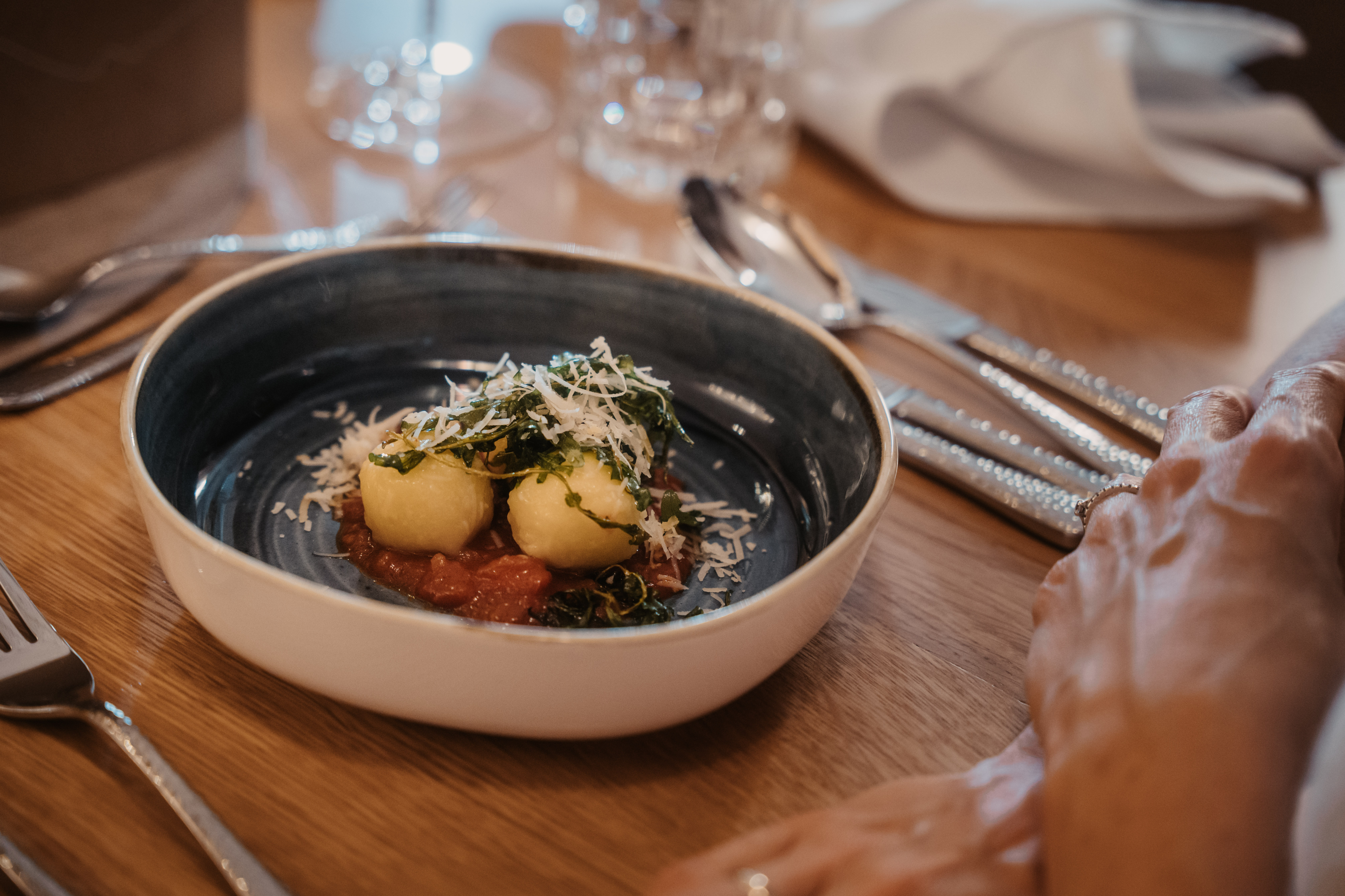 Kinderhotel: Kulinarischer Genuss in gemütlicher Atmosphäre: Im Hotel Neubergerhof werden frische, regionale Spezialitäten liebevoll angerichtet – ein Geschmackserlebnis mitten in Filzmoos. - Hotel …mein Neubergerhof****