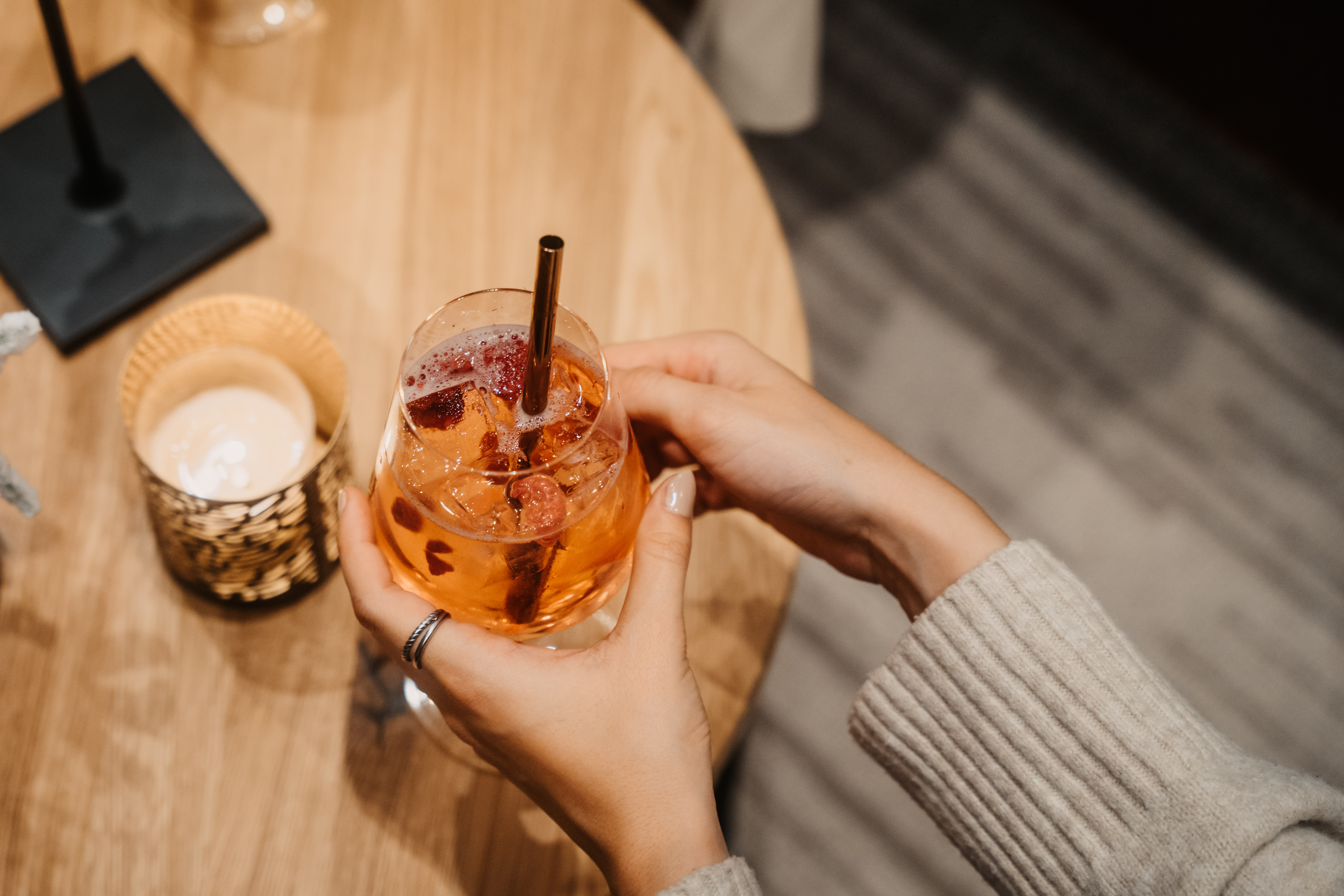 Kinderhotel: Ein perfekt gemixter Drink lädt in der stilvollen Bar des Hotel Neubergerhof zum Genießen und Entspannen ein. - Hotel …mein Neubergerhof**** - Essen | Trinken