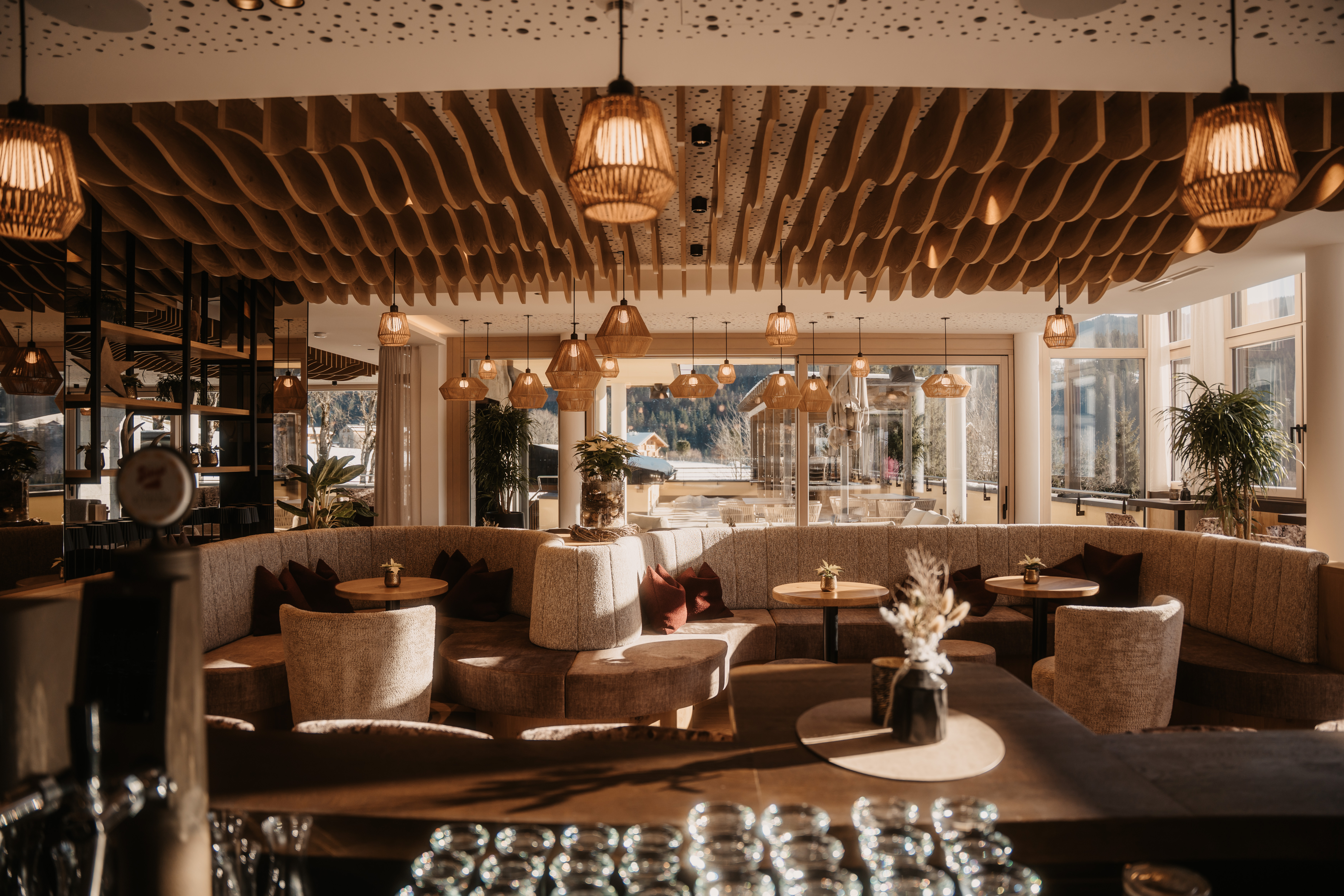 Kinderhotel: Stilvolle Abende in unserer Hotelbar – wo exzellente Drinks auf elegante Atmosphäre treffen. - Hotel …mein Neubergerhof****