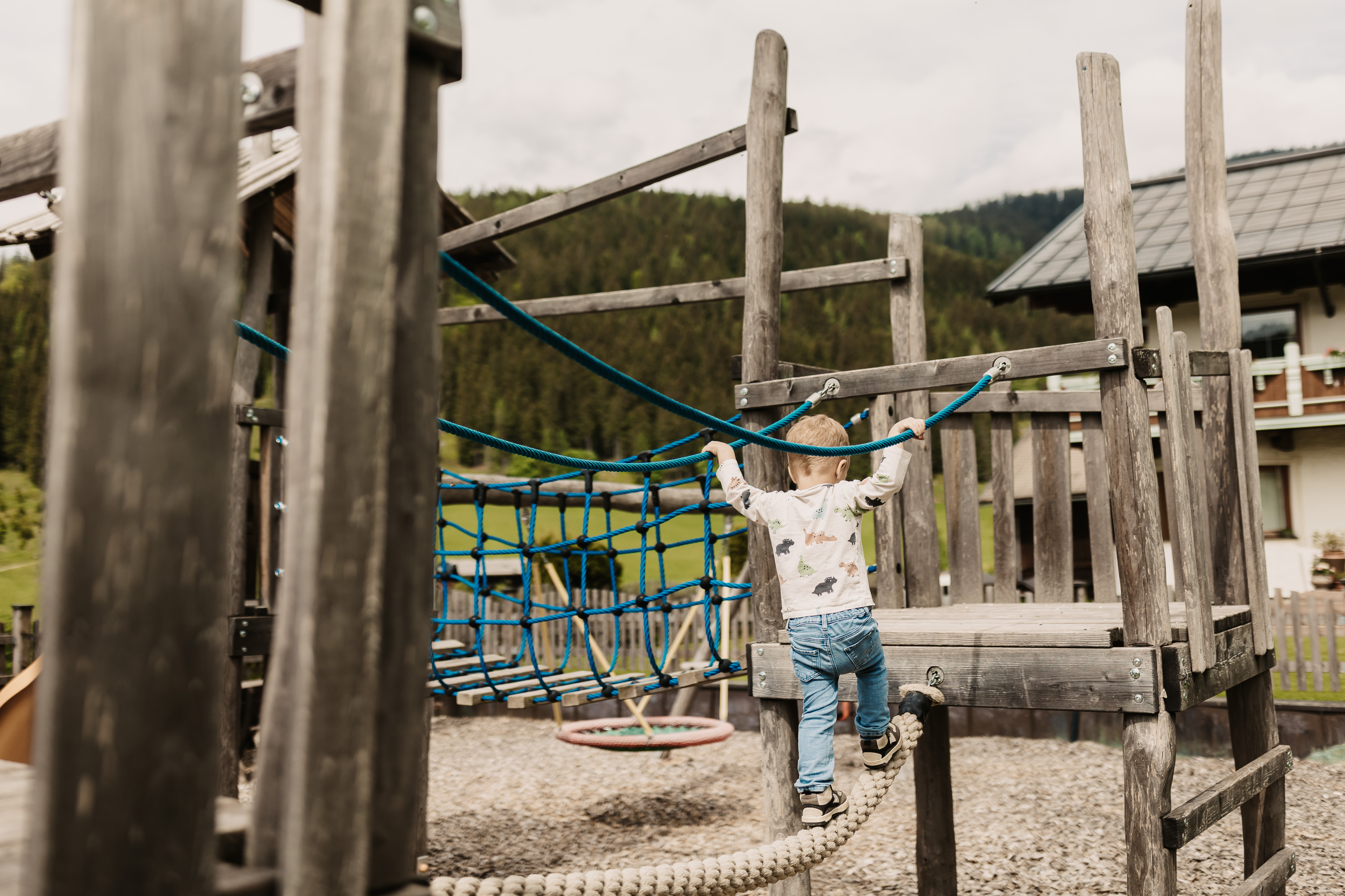 Kinderhotel: Spielplatz am Neubergerhof in Filzmoos - Hotel …mein Neubergerhof****S - Spielen | Entdecken