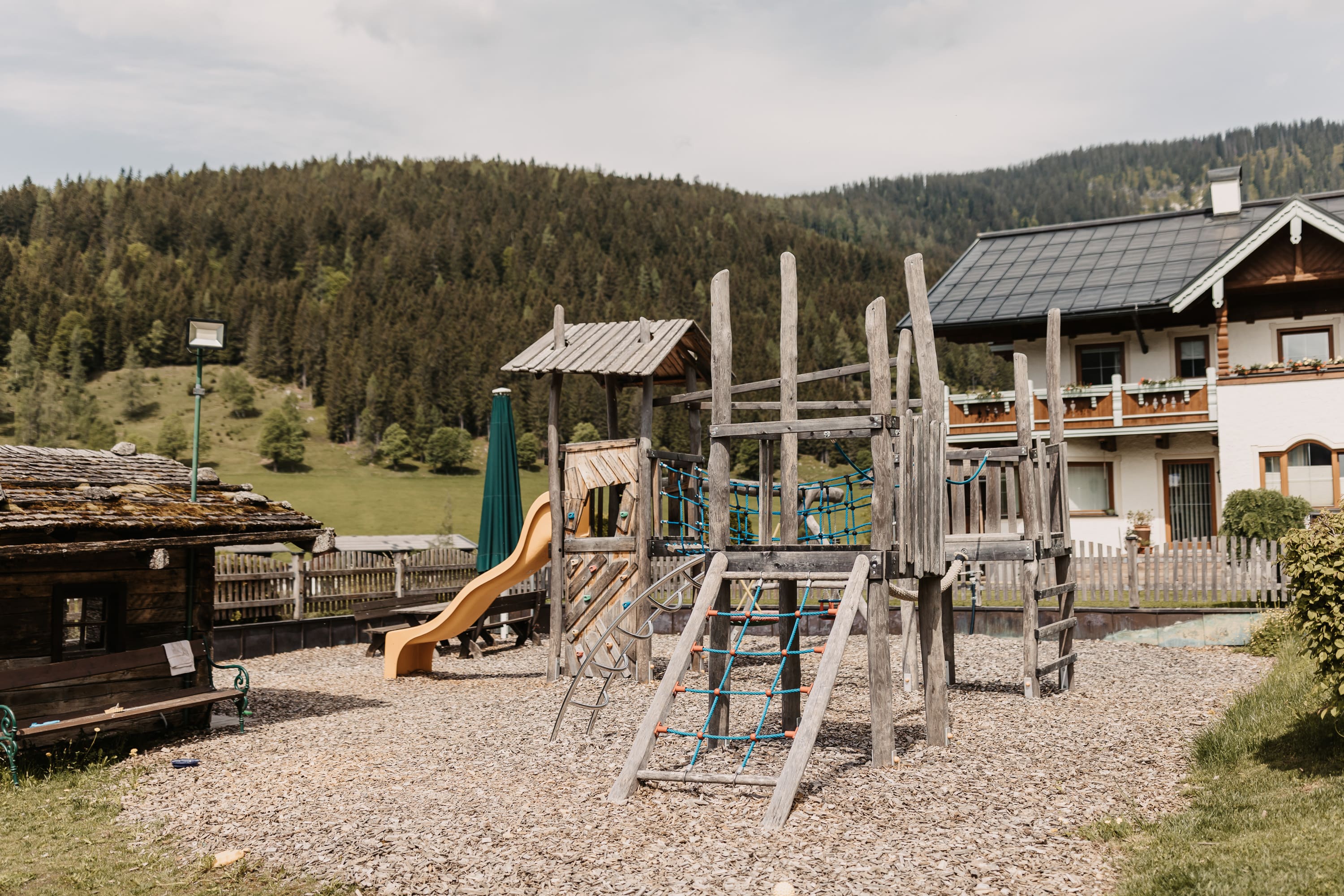 Kinderhotel: Spielplatz am Neubergerhof in Filzmoos - Hotel …mein Neubergerhof****S - Spielen | Entdecken