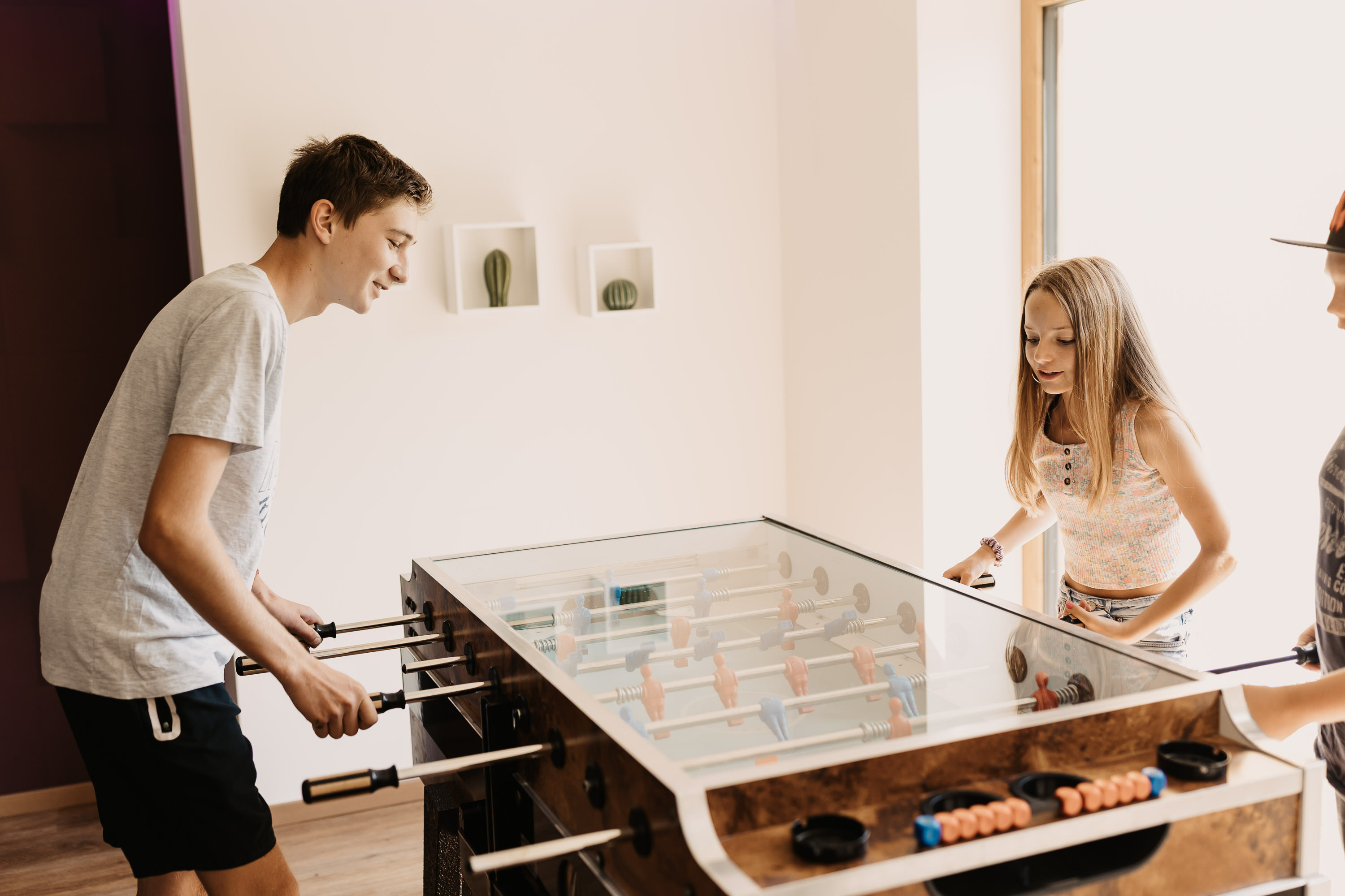 Kinderhotel: Jugendraum mit Tischtennis, Tischfußball, Dart & Nintendo Switch im Hotel Neubergerhof - Hotel …mein Neubergerhof****S - Spielen | Entdecken