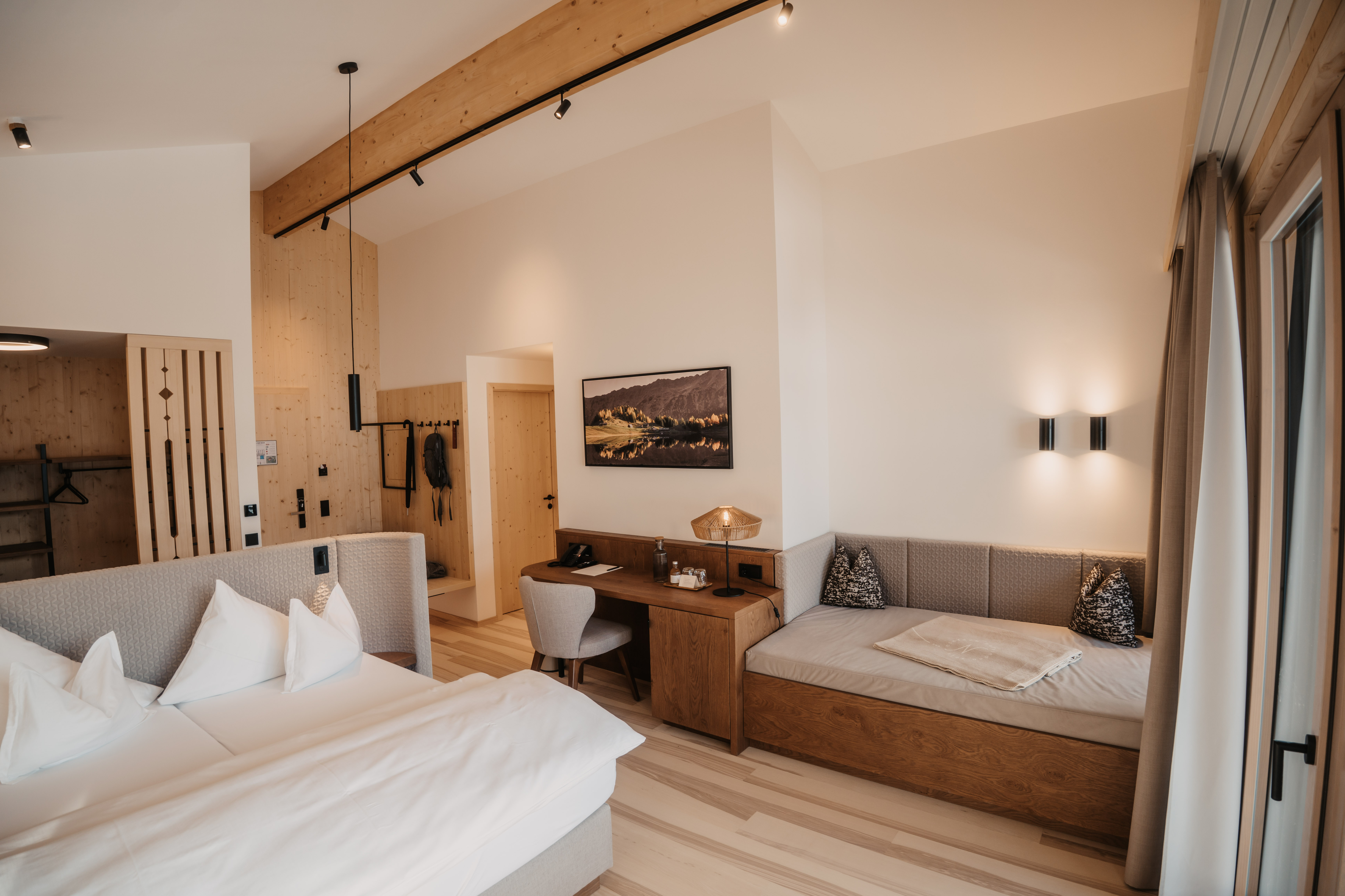 Kinderhotel: Doppelzimmer Wipfelglück
40 m²
2-3 Gäste - Hotel …mein Neubergerhof****S - Wohnen | Schlafen