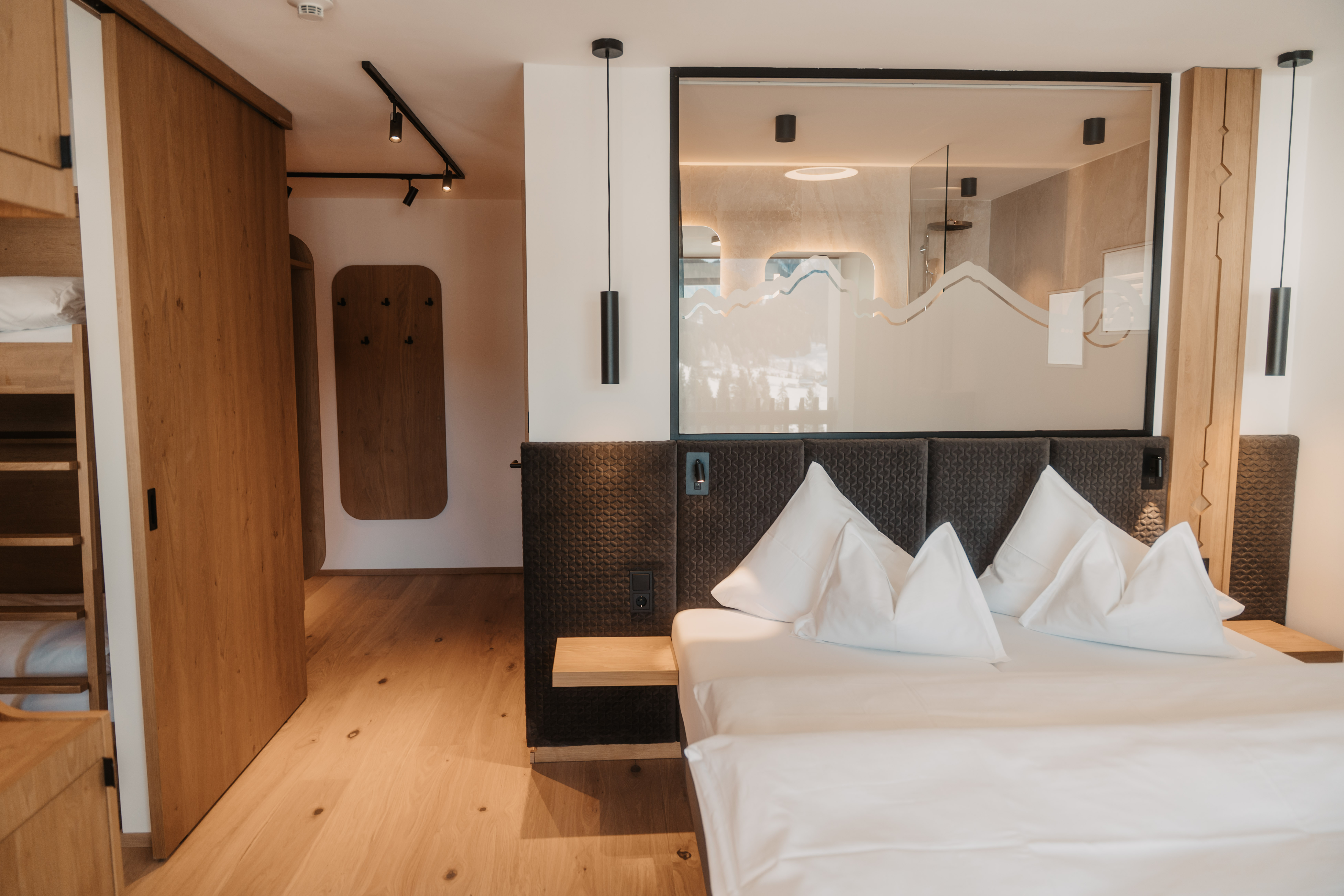 Kinderhotel: Familienzimmer Unendliche Weite
38 m²
3-5 Gäste - Hotel …mein Neubergerhof****S - Wohnen | Schlafen