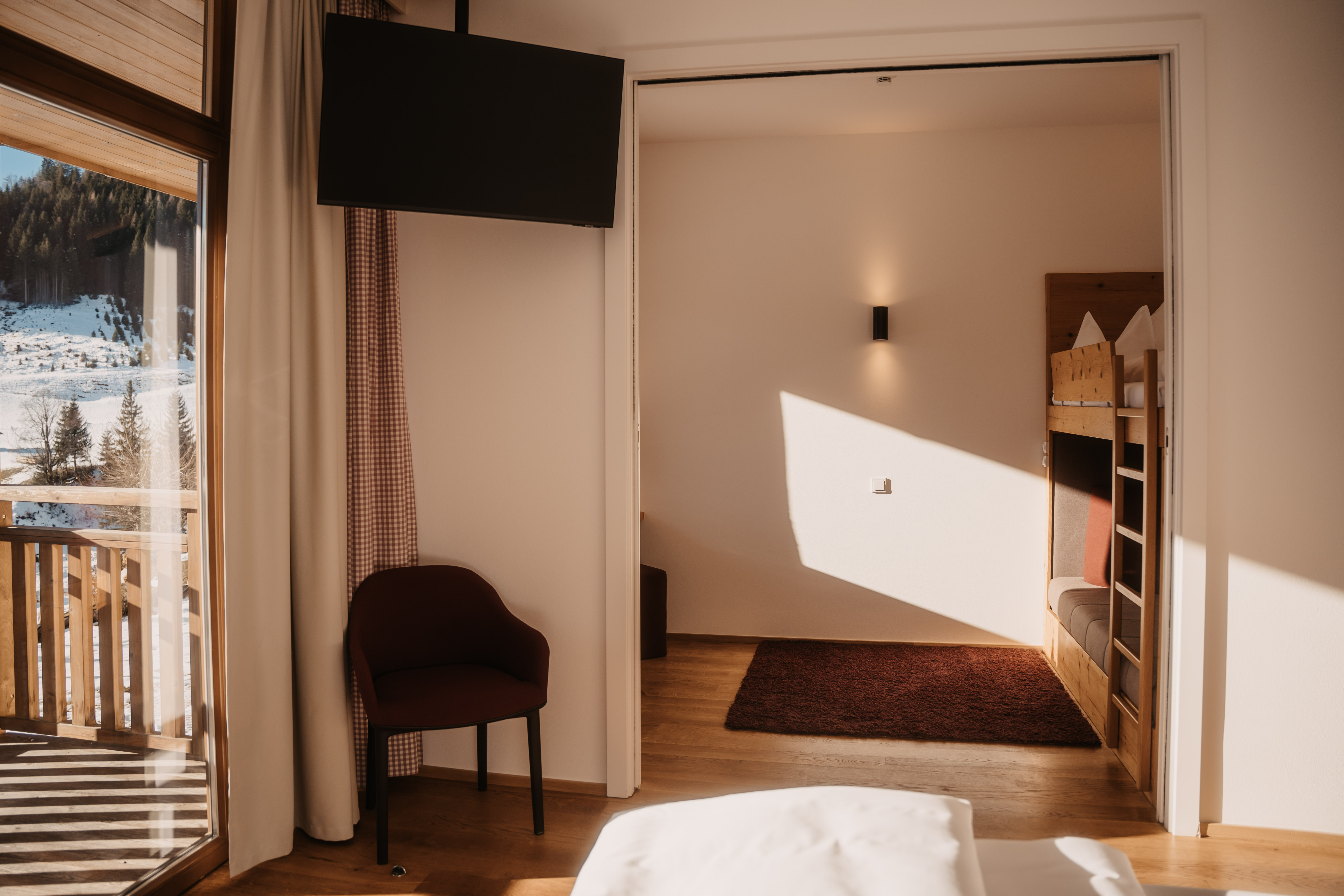 Kinderhotel: Familienzimmer Wiesenquell
38 m²
3-5 Gäste - Hotel …mein Neubergerhof****S - Wohnen | Schlafen