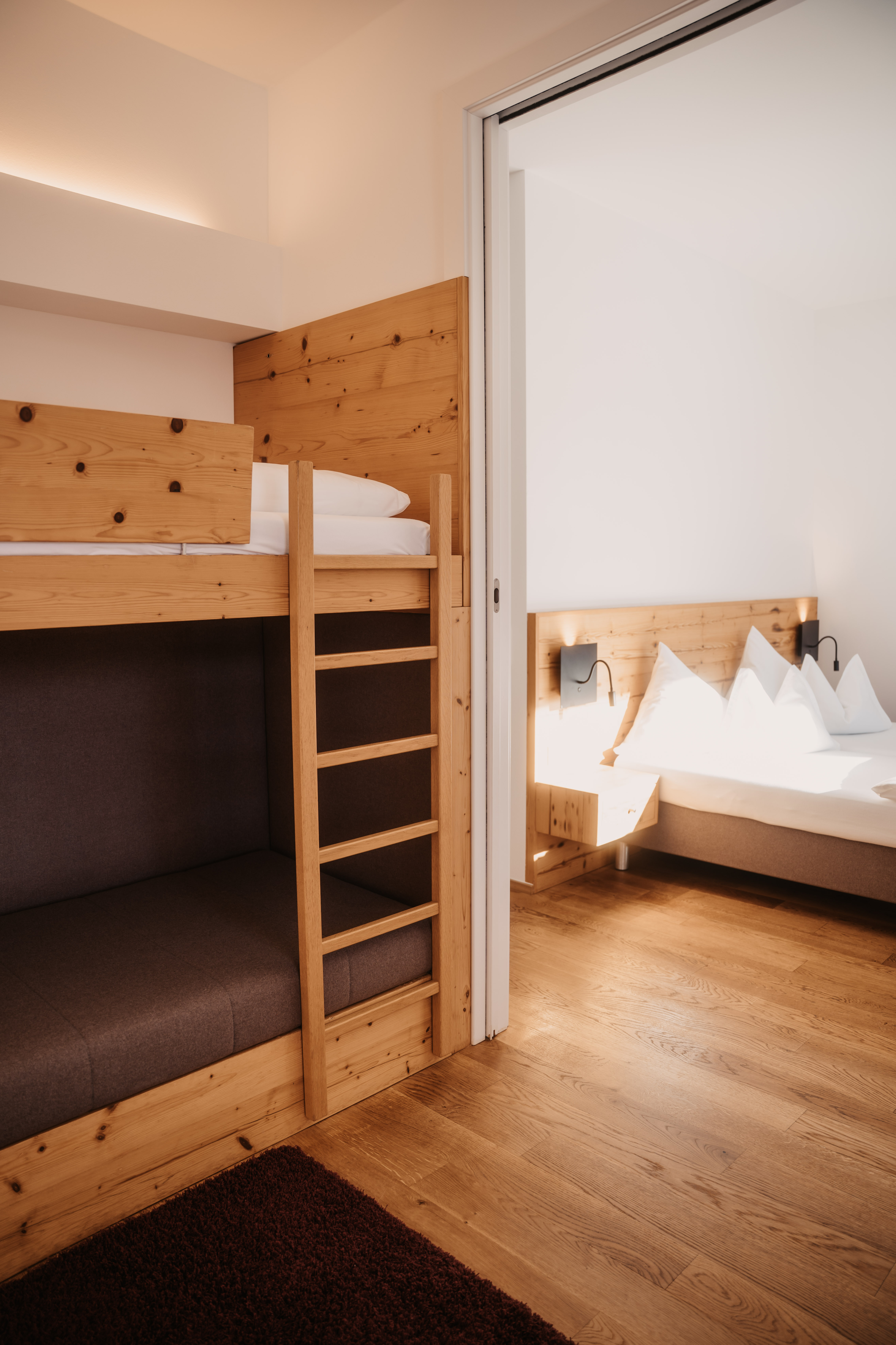 Kinderhotel: Familienzimmer Wiesenquell
38 m²
3-5 Gäste - Hotel …mein Neubergerhof****S - Wohnen | Schlafen