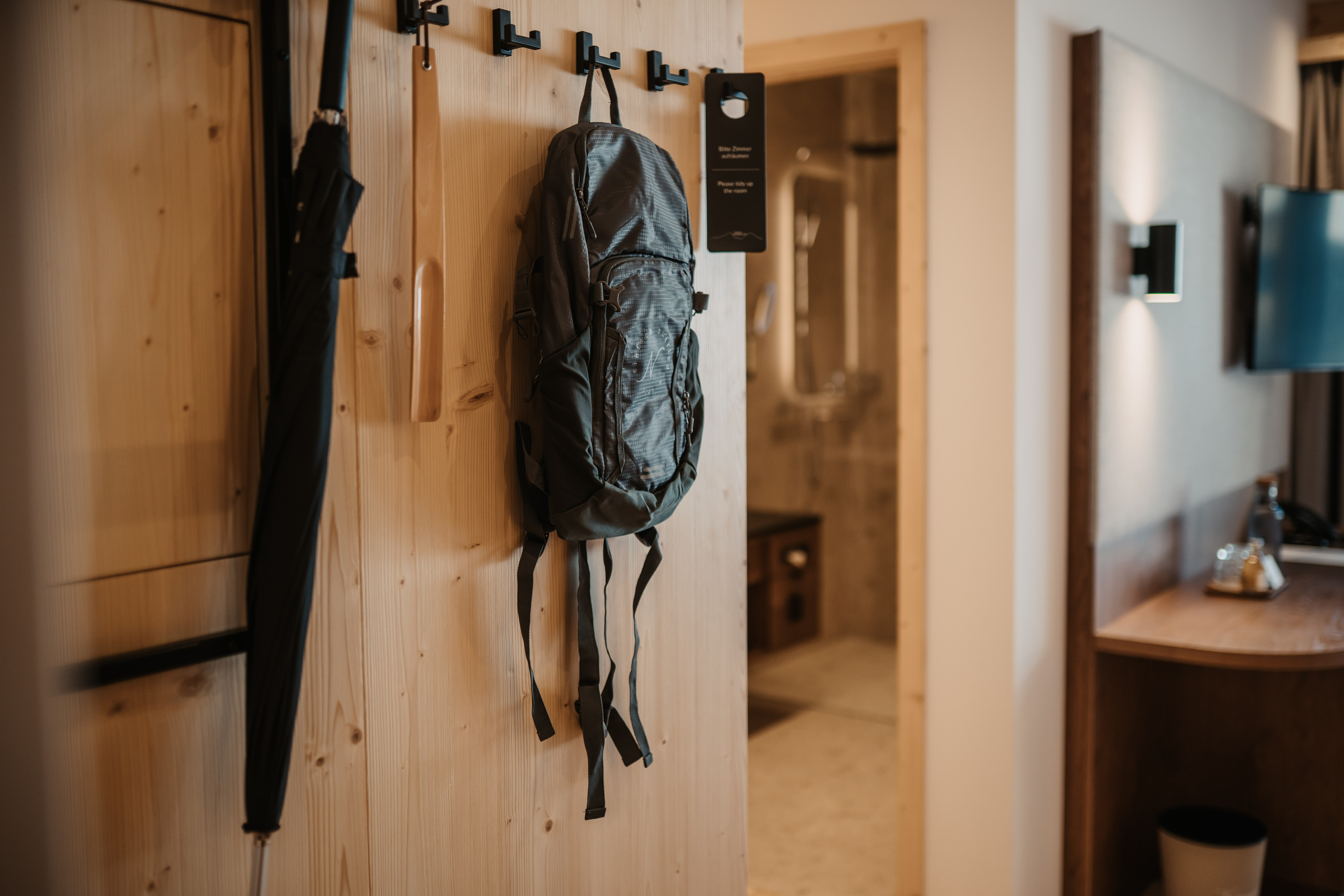 Kinderhotel: Praktische Begleiter für Ihren Aufenthalt: Rucksack, Regenschirm und Schuhlöffel stehen im Zimmer bereit und können jederzeit genutzt werden. So sind Gäste im Hotel Neubergerhof bestens ausgestattet für ihre Ausflüge rund um Filzmoos. - Hotel …mein Neubergerhof****S - Wohnen | Schlafen