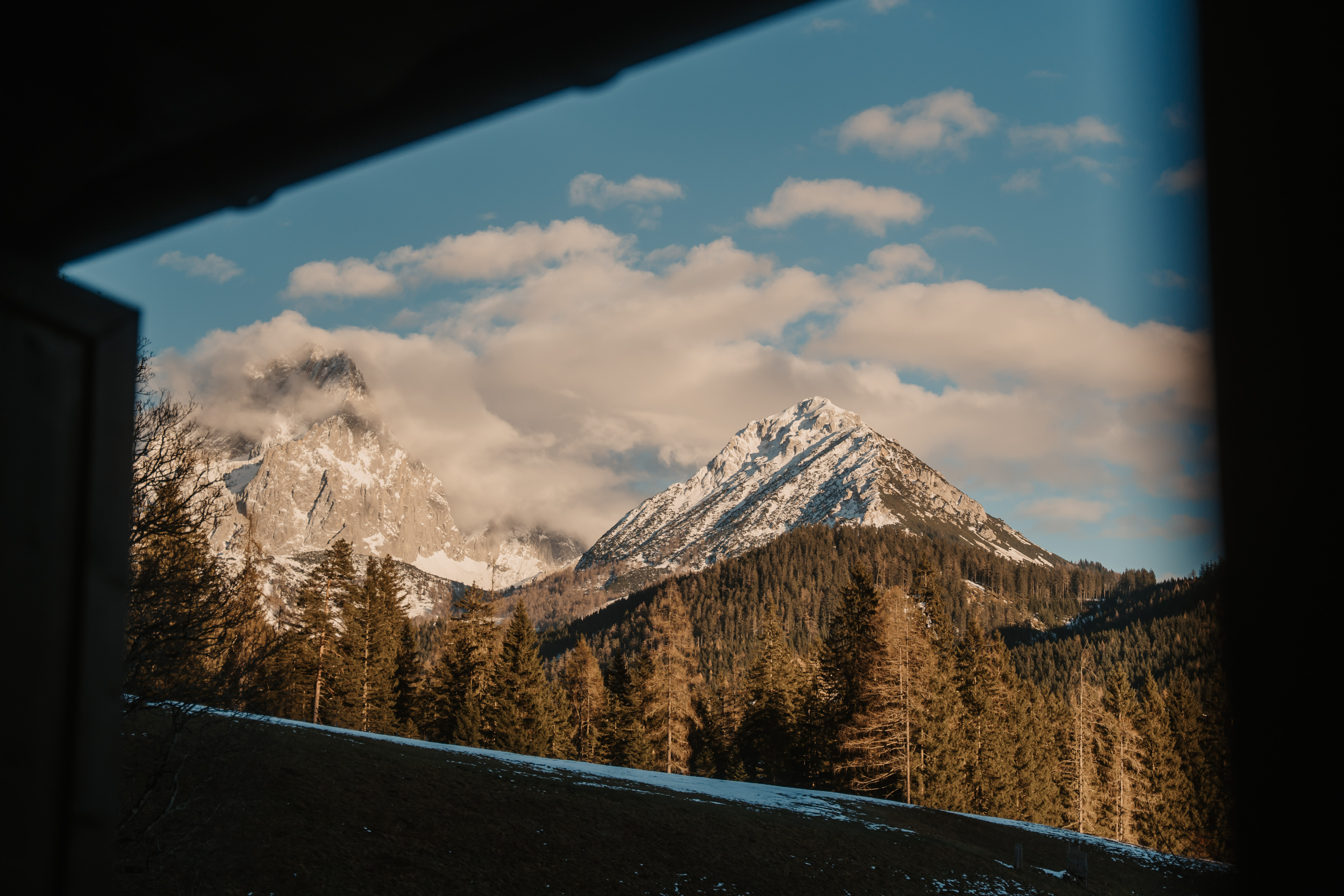 Kinderhotel: Aus der Top Suite im Hotel Neubergerhof eröffnet sich ein beeindruckender Blick auf die verschneite Berglandschaft rund um Filzmoos – ein Panorama, das Ruhe, Weite und echtes Alpengefühl vermittelt. - Hotel …mein Neubergerhof****S - Wohnen | Schlafen
