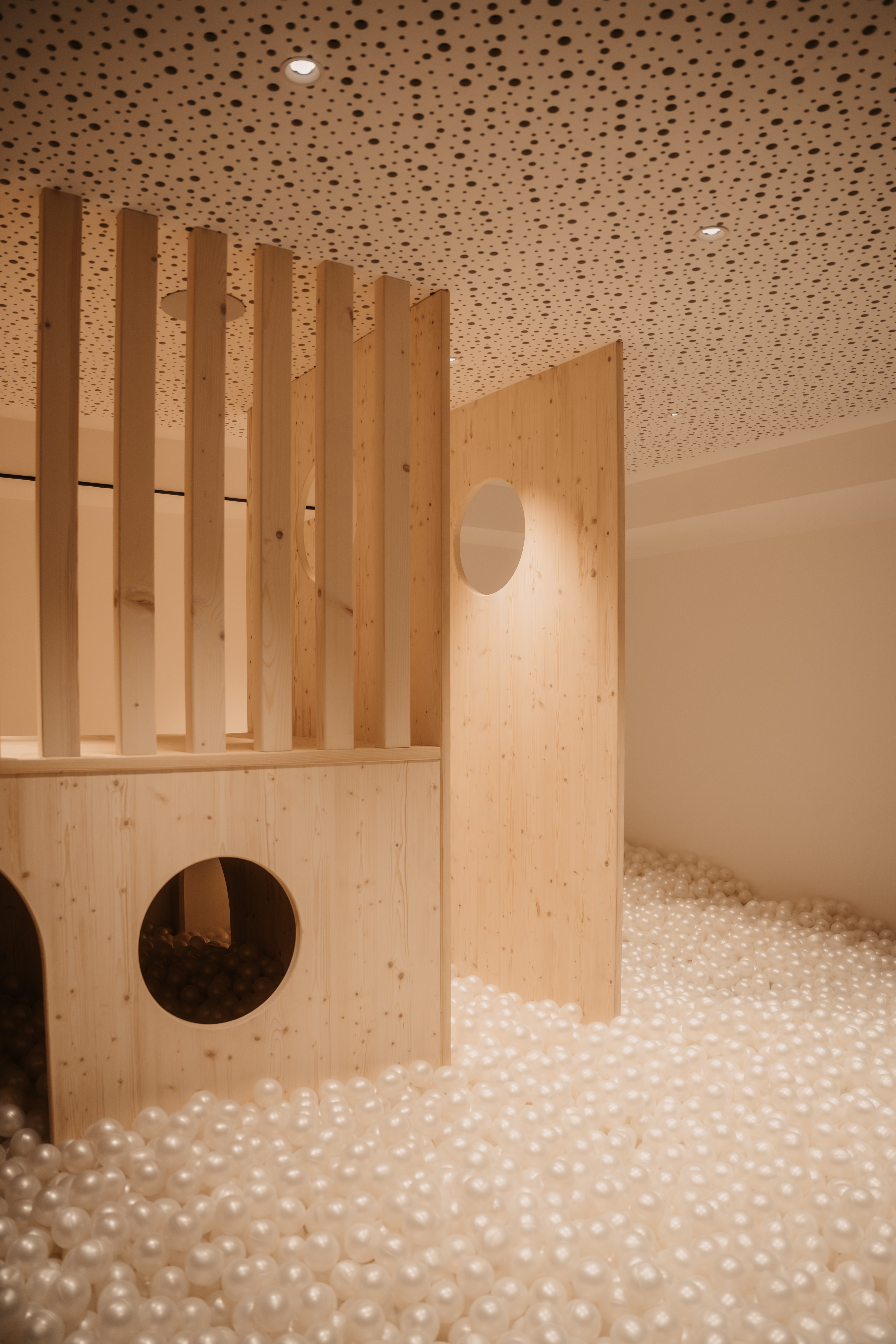 Kinderhotel: Kinderklub Bällebad - Hotel …mein Neubergerhof****S - Spielen | Entdecken