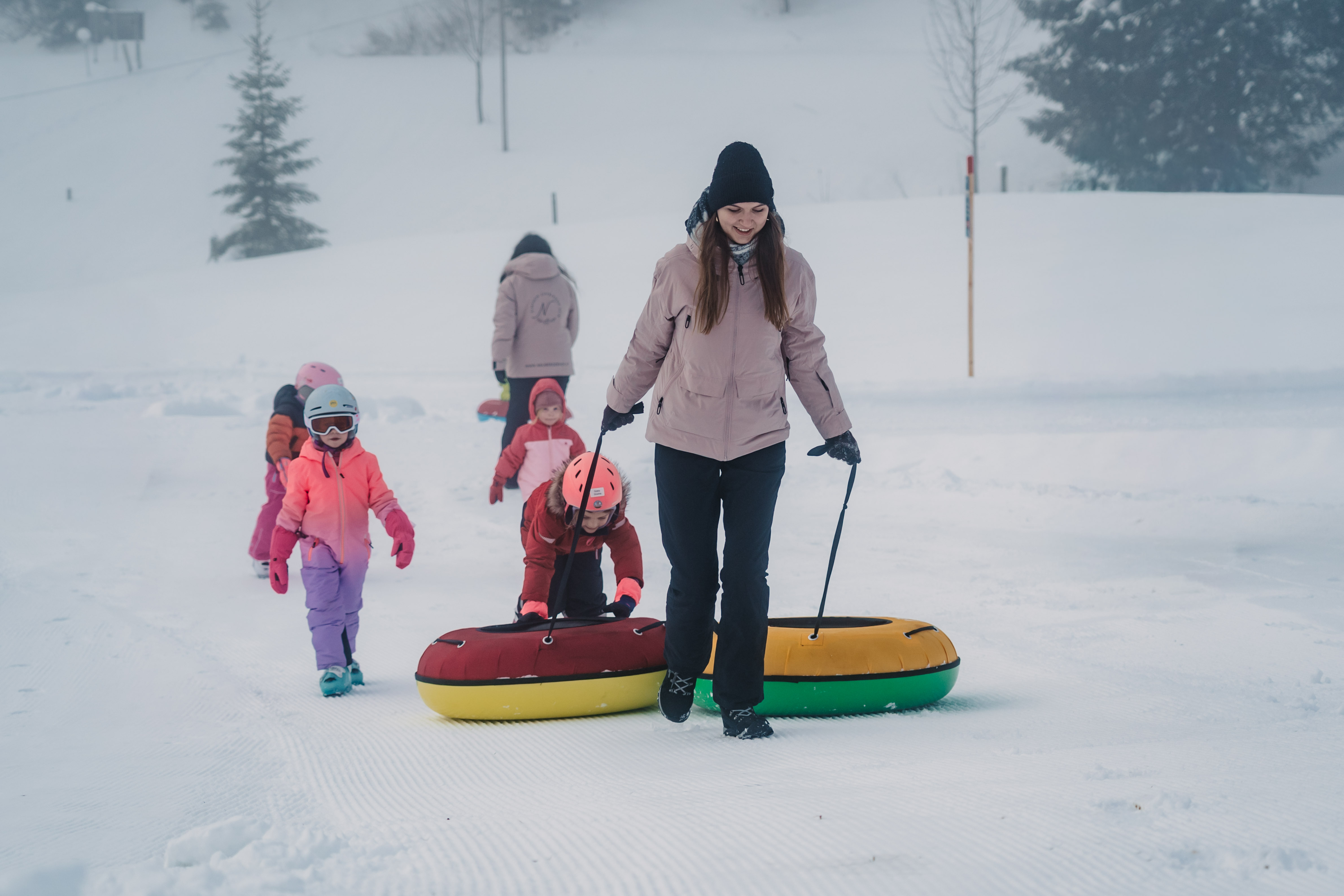 Kinderhotel:  Beim Rodeln und Spielen im Schnee erleben Groß und Klein unvergessliche Momente in der Natur von Filzmoos.  - Hotel …mein Neubergerhof****S - Spielen | Entdecken